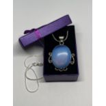 A MARKED 925 HEAVY LOPALITE PENDANT WITH CHAIN IN A PRESENTATION BOX