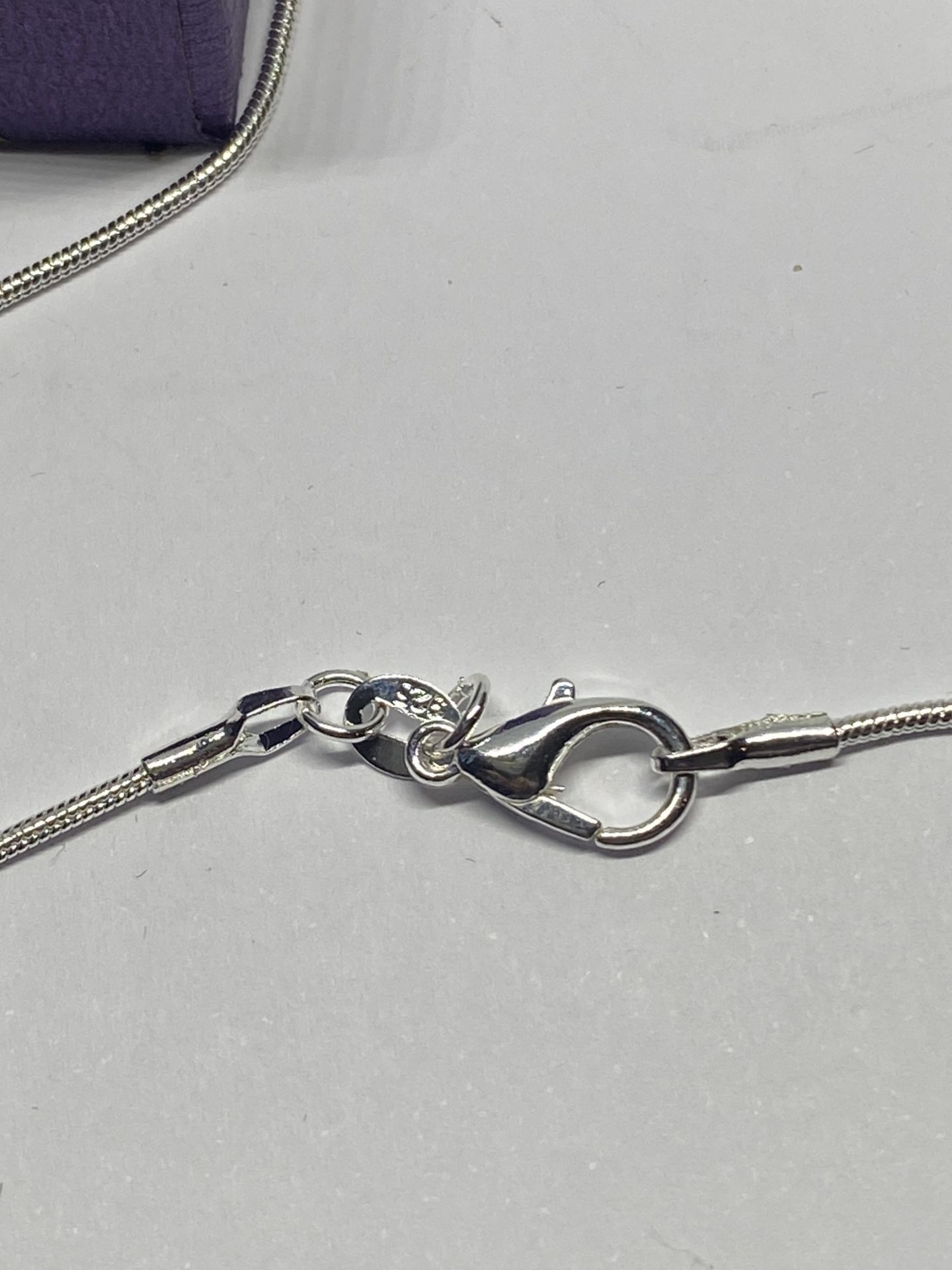 A MARKED 925 ROSE QUARTZ PENDANT ON A CHAIN IN A PRESENTATION BOX - Image 3 of 3