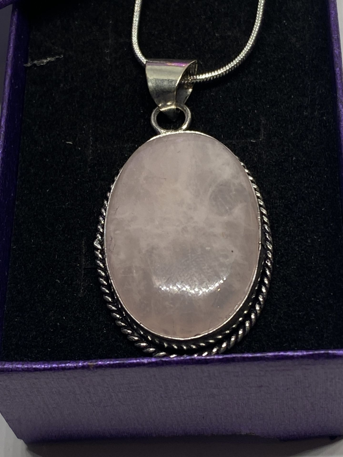 A MARKED 925 ROSE QUARTZ PENDANT ON A CHAIN IN A PRESENTATION BOX - Image 2 of 3