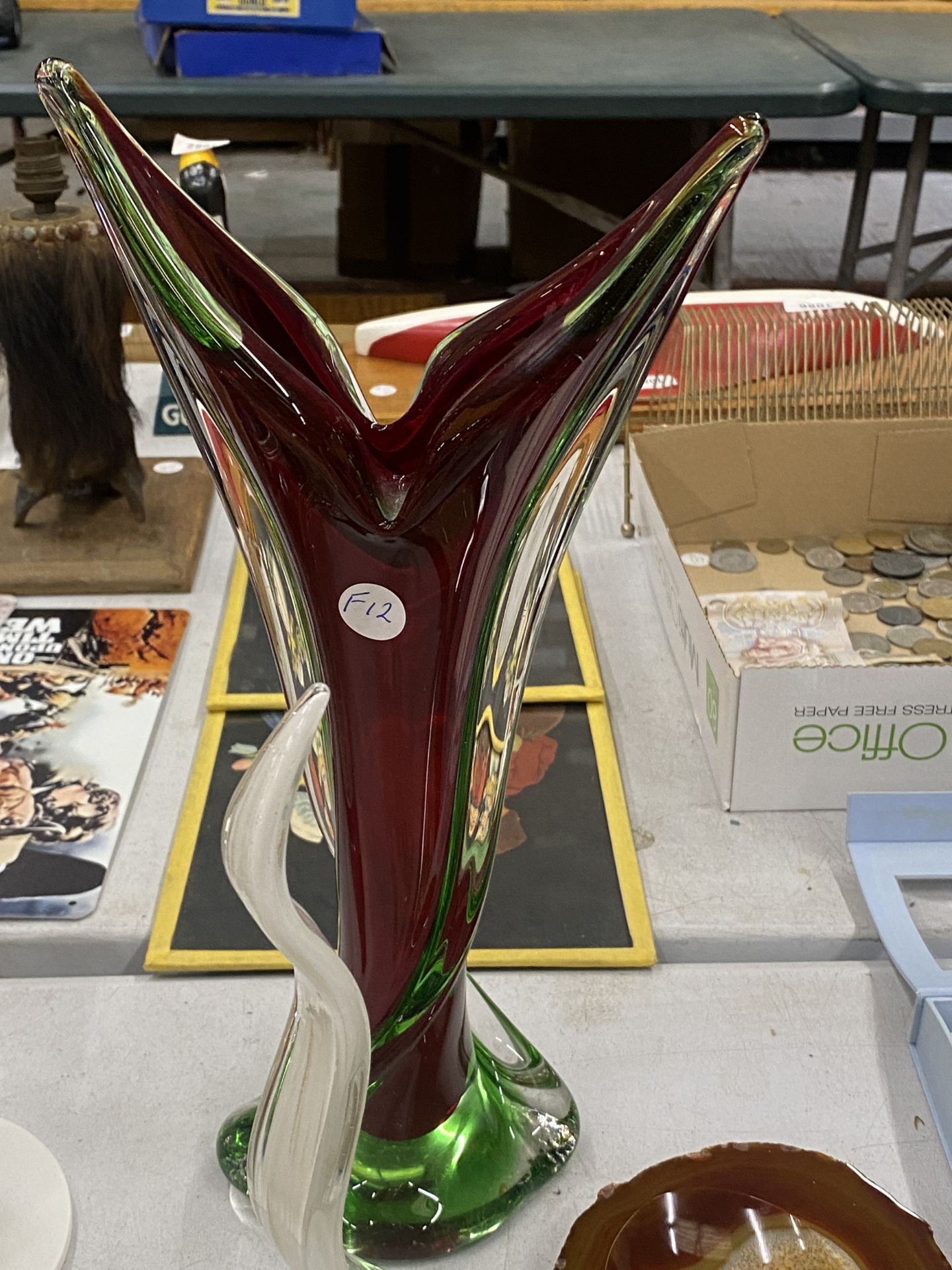 AN ASSORTMENT OF STUDIO GLASS PIECES TO INCLUDE MURANO STYLE, VASES, FIGURINES, PAPERWEIGHTS ETC - Image 5 of 6