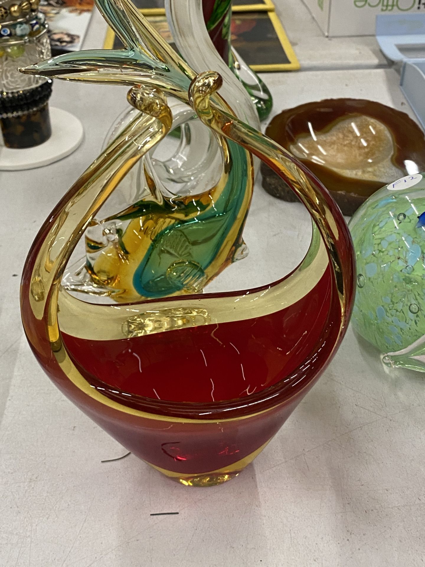 AN ASSORTMENT OF STUDIO GLASS PIECES TO INCLUDE MURANO STYLE, VASES, FIGURINES, PAPERWEIGHTS ETC - Image 3 of 6