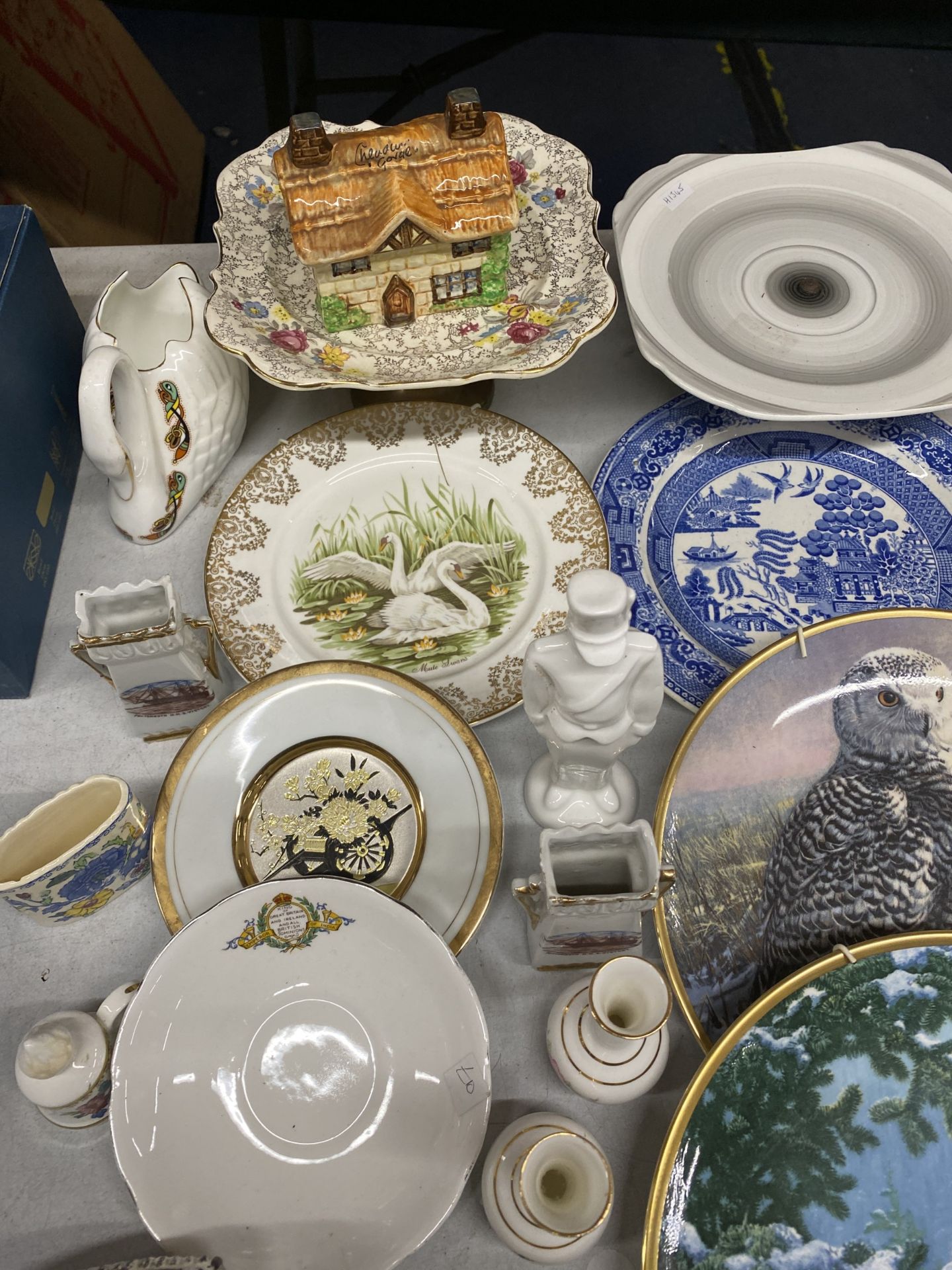 AN ASSORTMENT OF VINTAGE CERAMIC PIECES TO INCLUDE COLLECTORS PLATES, CRESTED WARE, FIGURINES ETC - Image 4 of 4