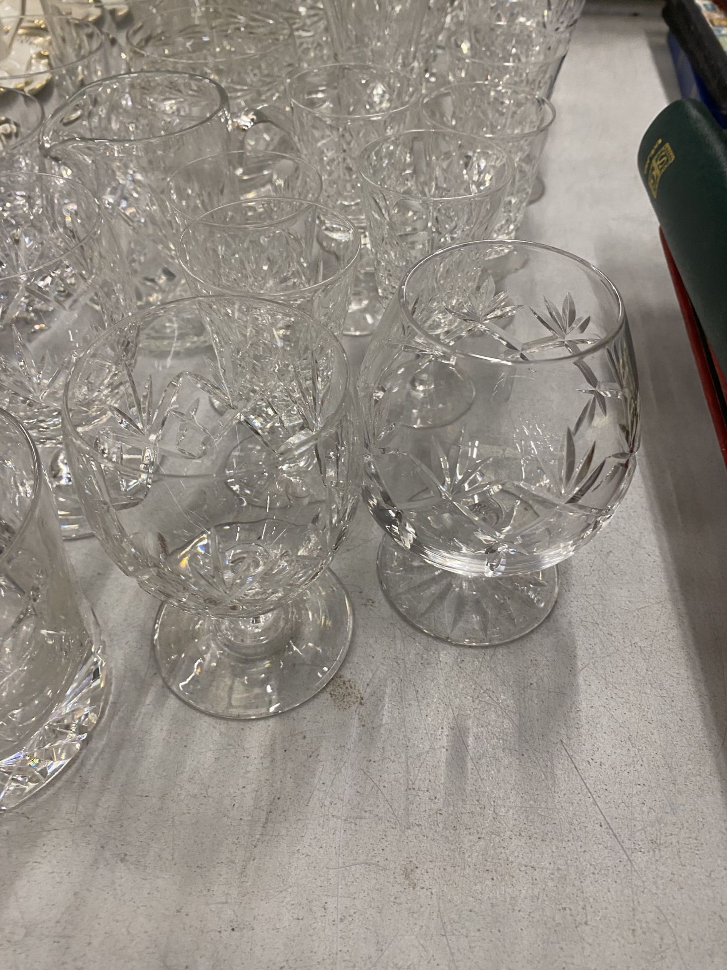 A LARGE COLLECTION OF CUT GLASSWARE TO INCLUDE WINE GLASSES, TUMBLERS, PITCHERS, DECANTER ETC - Image 3 of 4