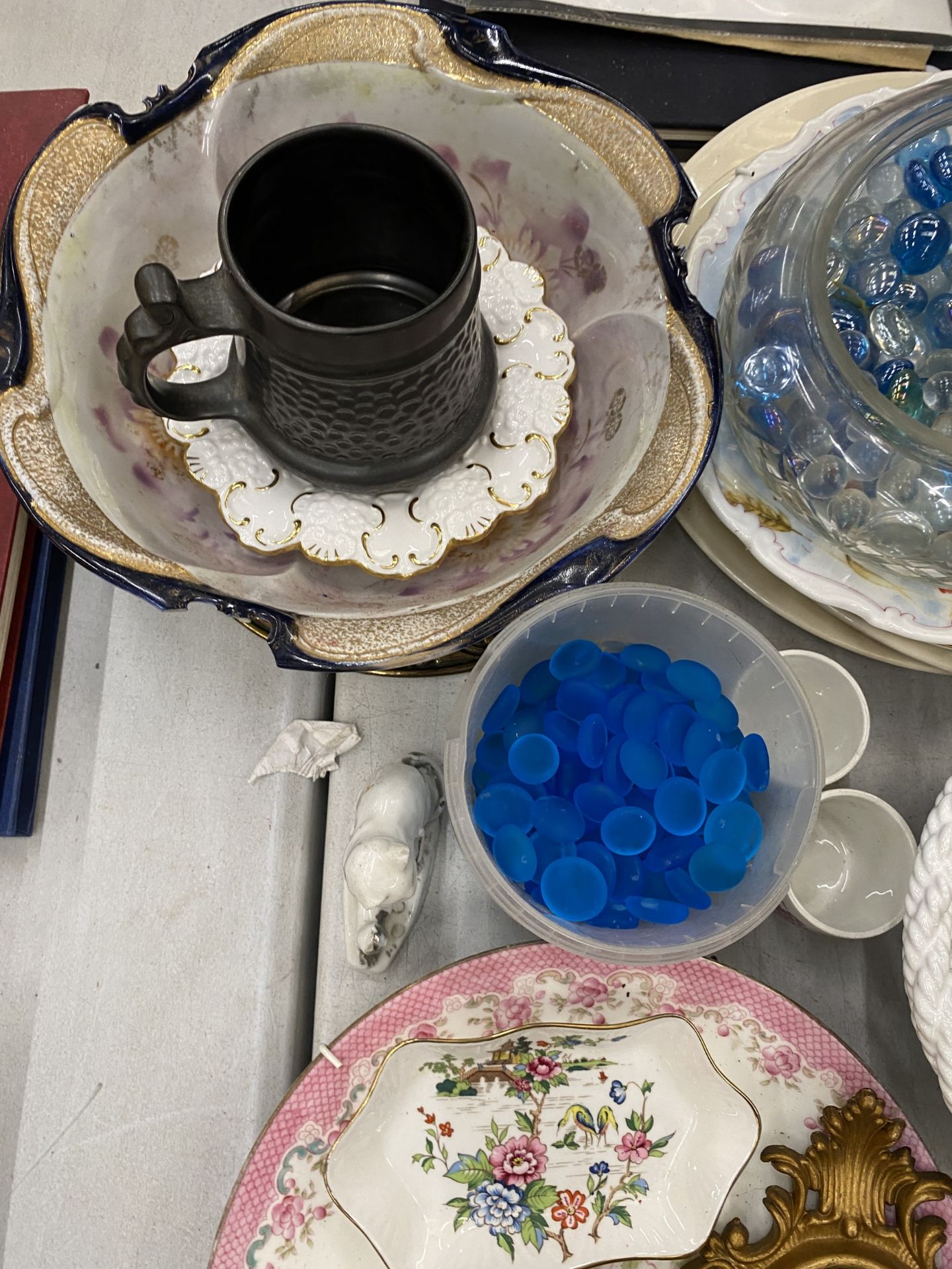 AN ASSORTMENT OF ITEMS TO INCLUDE CERAMIC COLLECTORS PLATES, BOTTLE OPENERS, TRINKETS, FIGURINES - Image 7 of 9