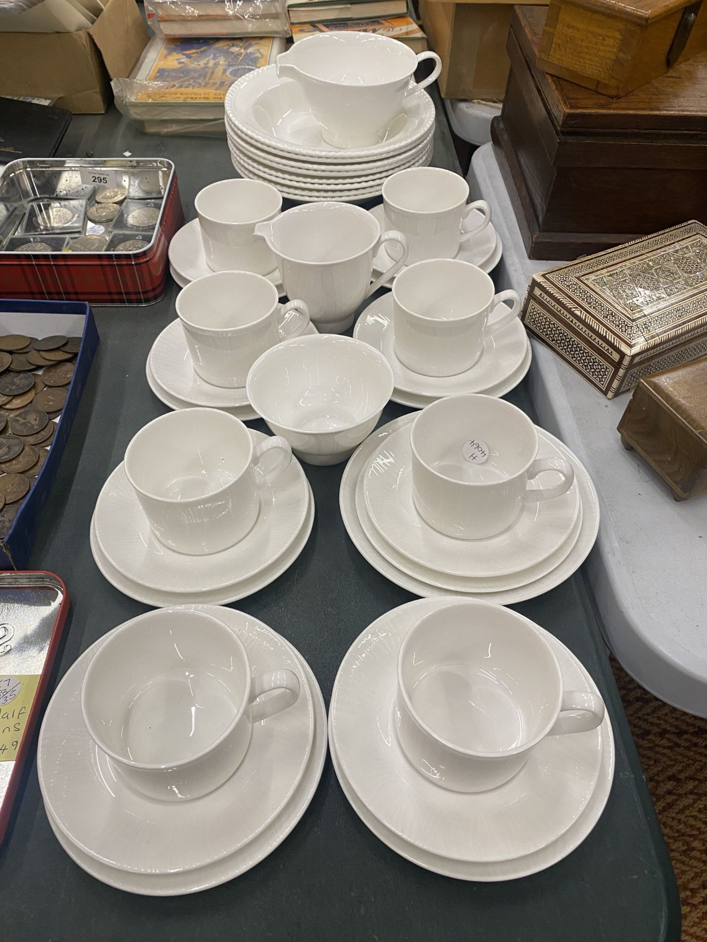 A LARGE COLLECTION OF ROYAL WORSESTER 'REFLECTIONS' WHITE DINNER SERVICE PIECES, PLATES, CUPS, BOWLS