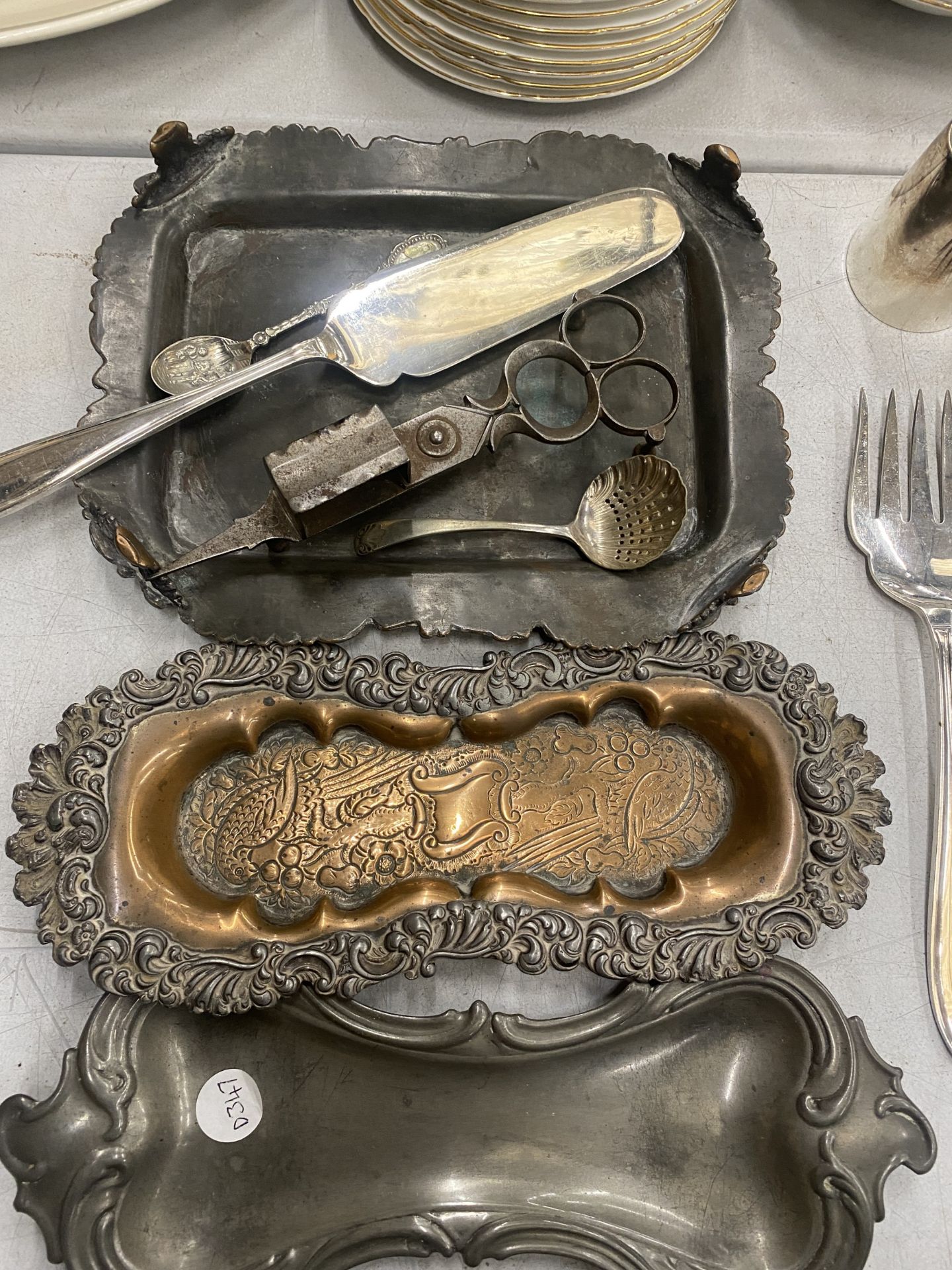AN ASSORTMENT OF PLATED ITEMS TO INCLUDE TRAYS, KNIVES, SERVING CUTLERY, JUGS ETC - Image 2 of 3