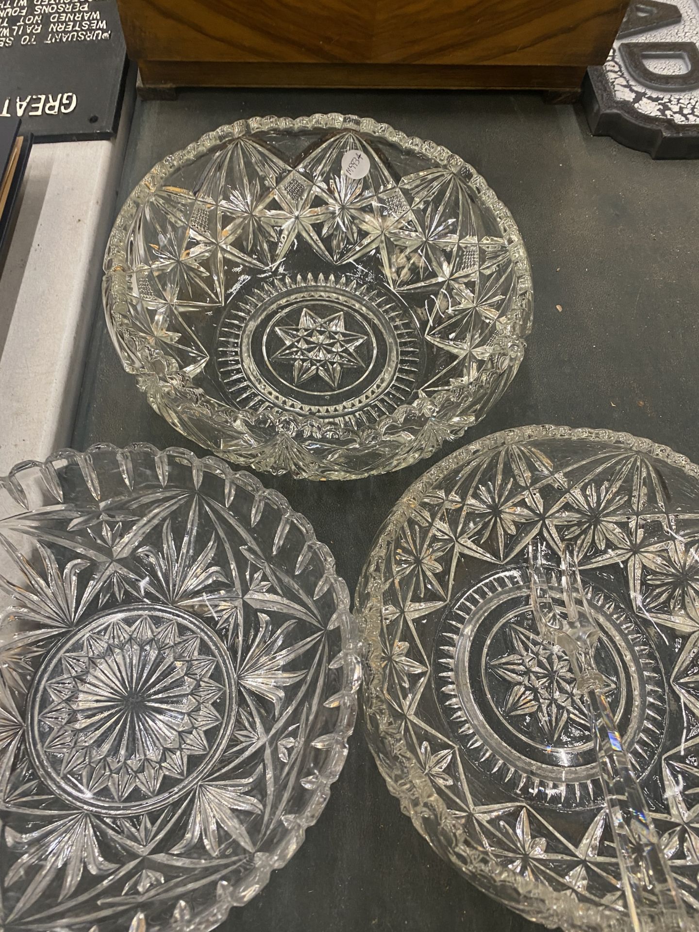 AN ASSORTMENT OF CUT GLASSWARE TO INCLUDE BOWLS, ASHTRAYS, CANDLE HOLDERS ETC - Image 4 of 4