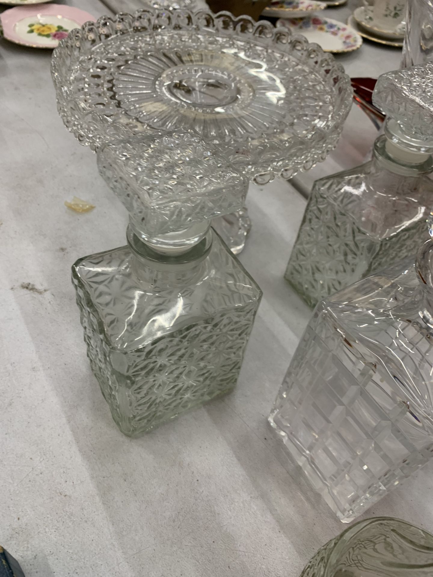 A LARGE COLLECTION OF GLASSWARE TO INCLUDE CUT GLASS DECANTERS, COLOURED GLASS VASES AND GLASSES, - Image 8 of 8