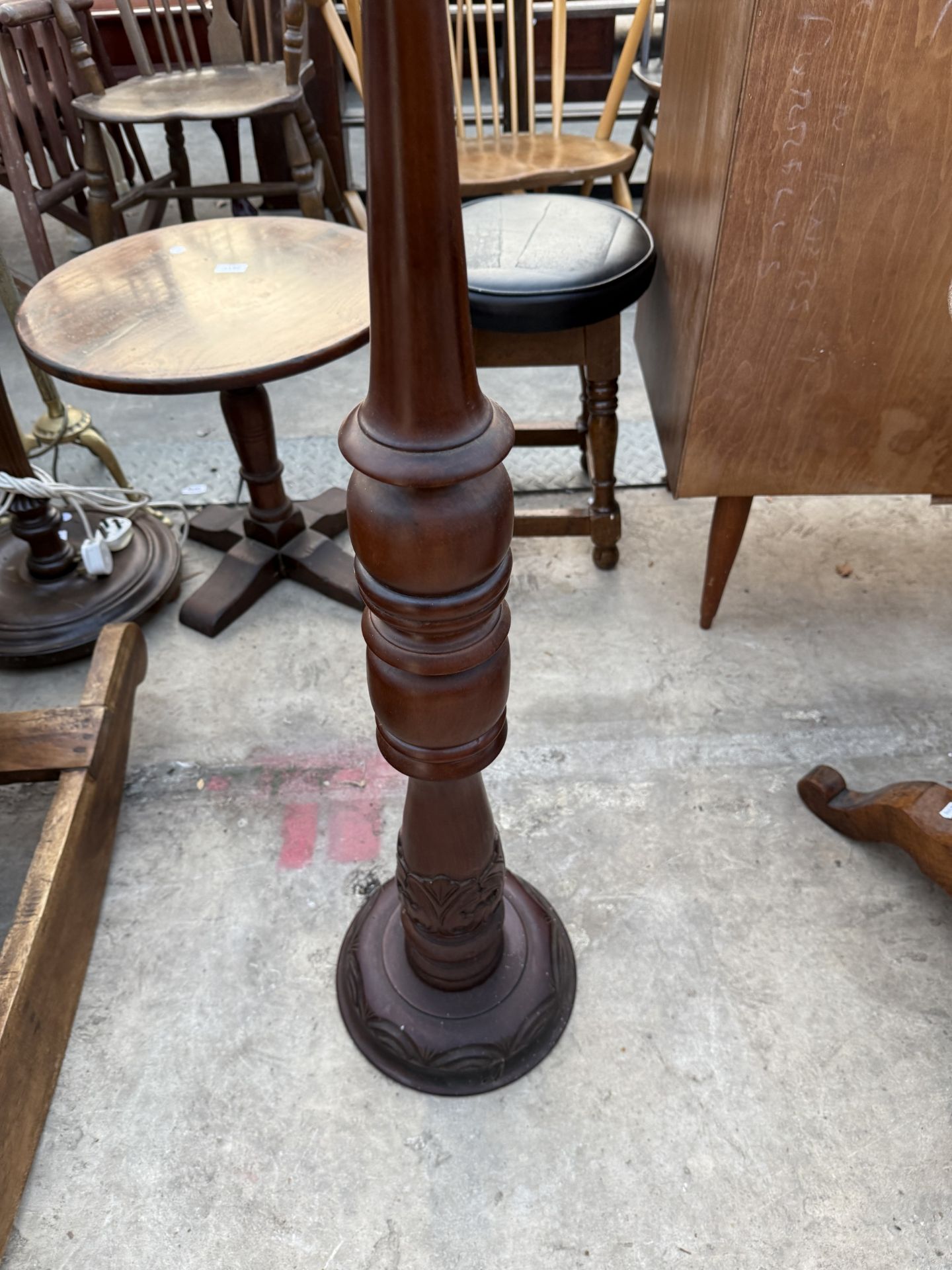 A VICTORIAN STYLE JARDINIER STAND ON TURNED COLUMN - Image 3 of 3