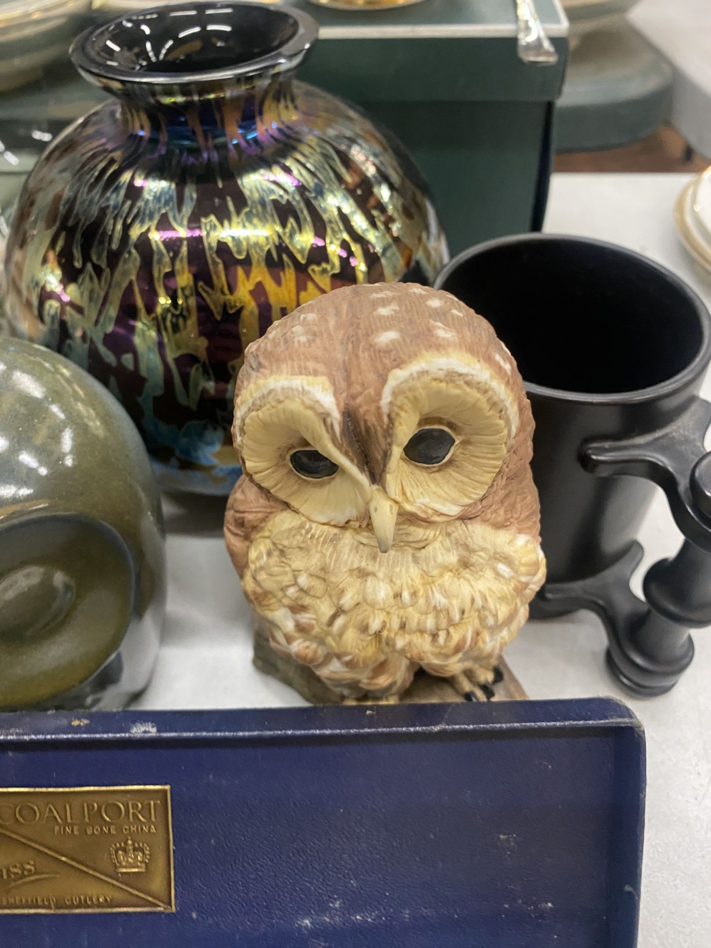 AN ASSORTMENT OF ITEMS TO INCLUDE VASES, BOWLS, FIGURINES ETC - Image 5 of 6