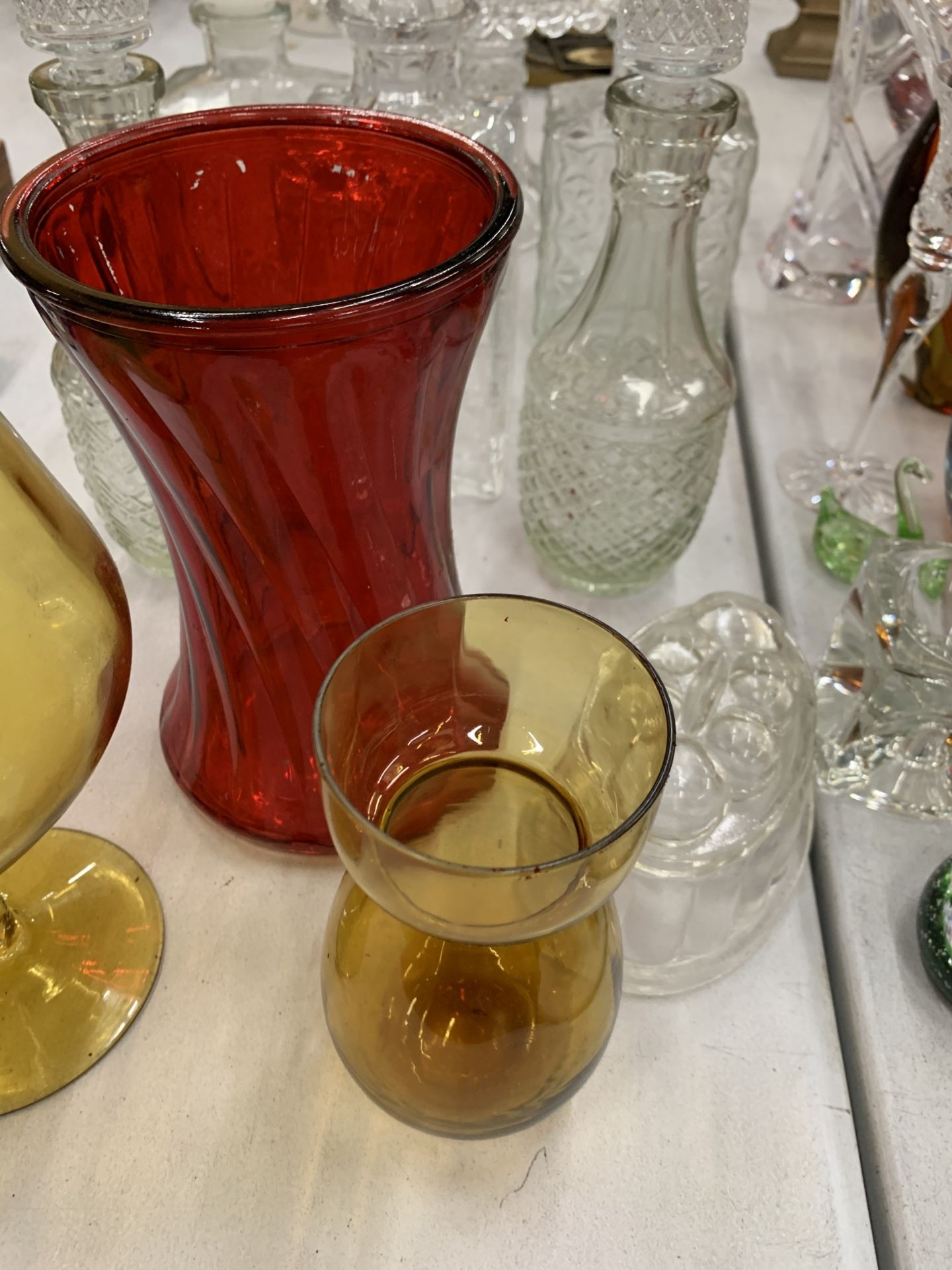 A LARGE COLLECTION OF GLASSWARE TO INCLUDE CUT GLASS DECANTERS, COLOURED GLASS VASES AND GLASSES, - Image 4 of 8