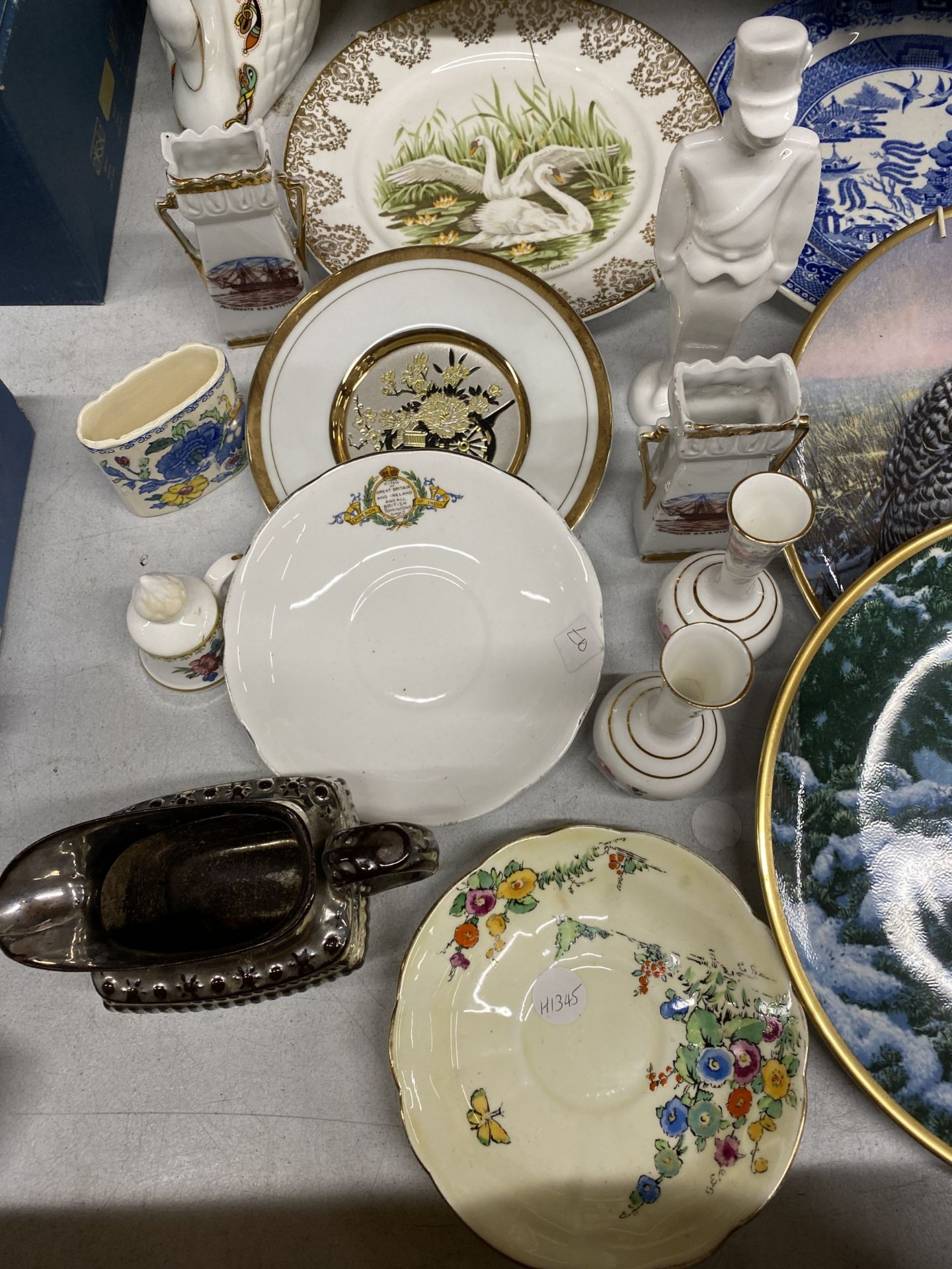 AN ASSORTMENT OF VINTAGE CERAMIC PIECES TO INCLUDE COLLECTORS PLATES, CRESTED WARE, FIGURINES ETC - Image 3 of 4