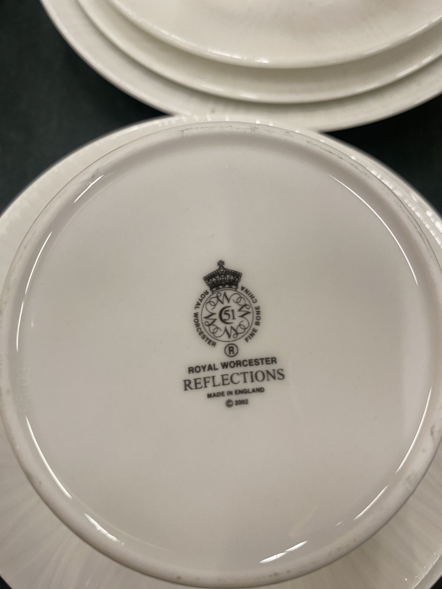 A LARGE COLLECTION OF ROYAL WORSESTER 'REFLECTIONS' WHITE DINNER SERVICE PIECES, PLATES, CUPS, BOWLS - Image 5 of 5