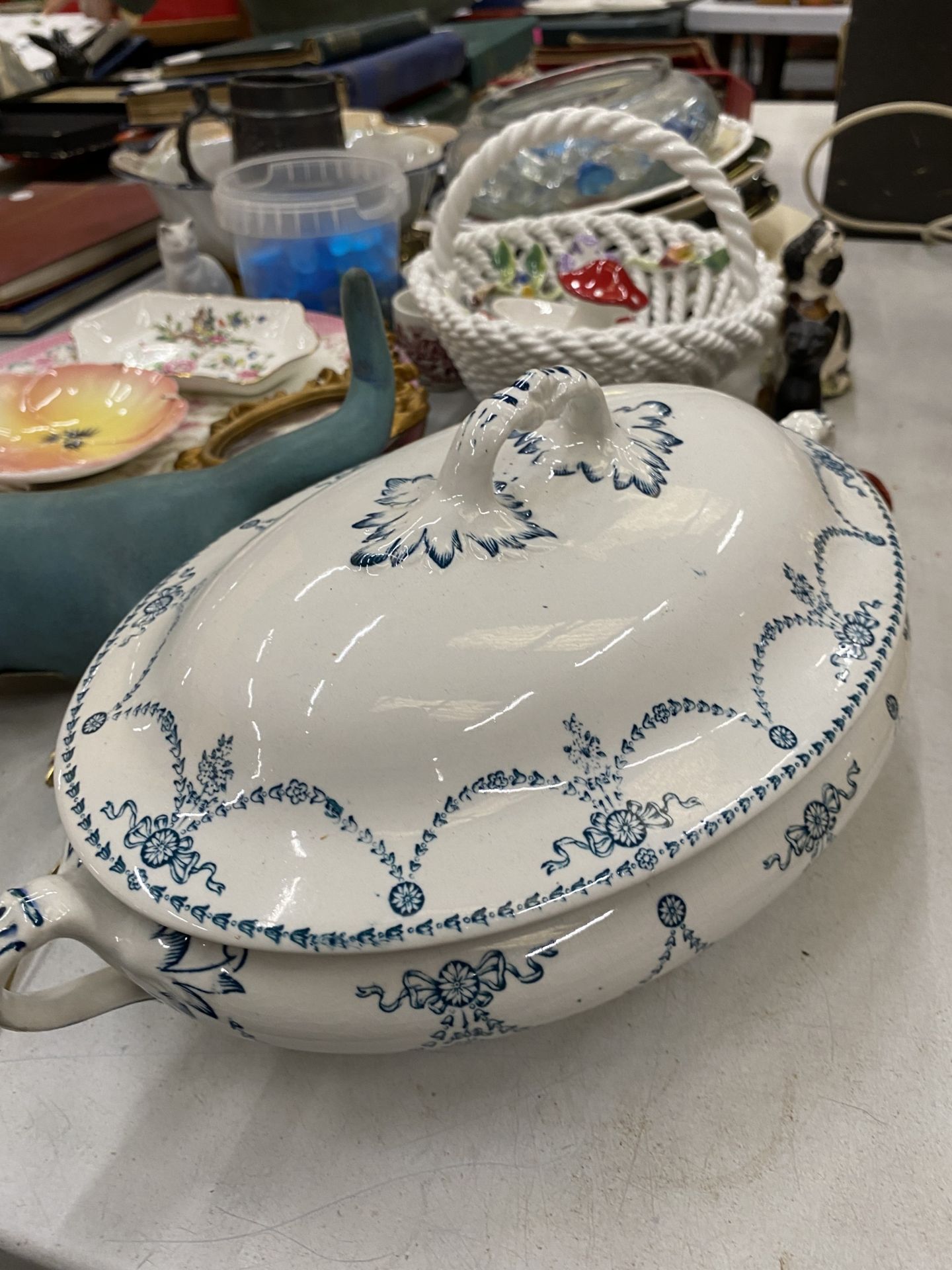AN ASSORTMENT OF ITEMS TO INCLUDE CERAMIC COLLECTORS PLATES, BOTTLE OPENERS, TRINKETS, FIGURINES - Image 9 of 9