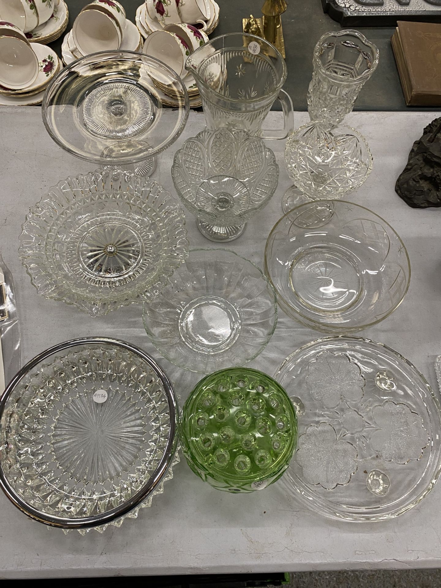 A LARGE COLLECTION OF CUT GLASSWARE TO INCLUDE VASES, BOWLS, CAKE PLATES AND STANDS ETC