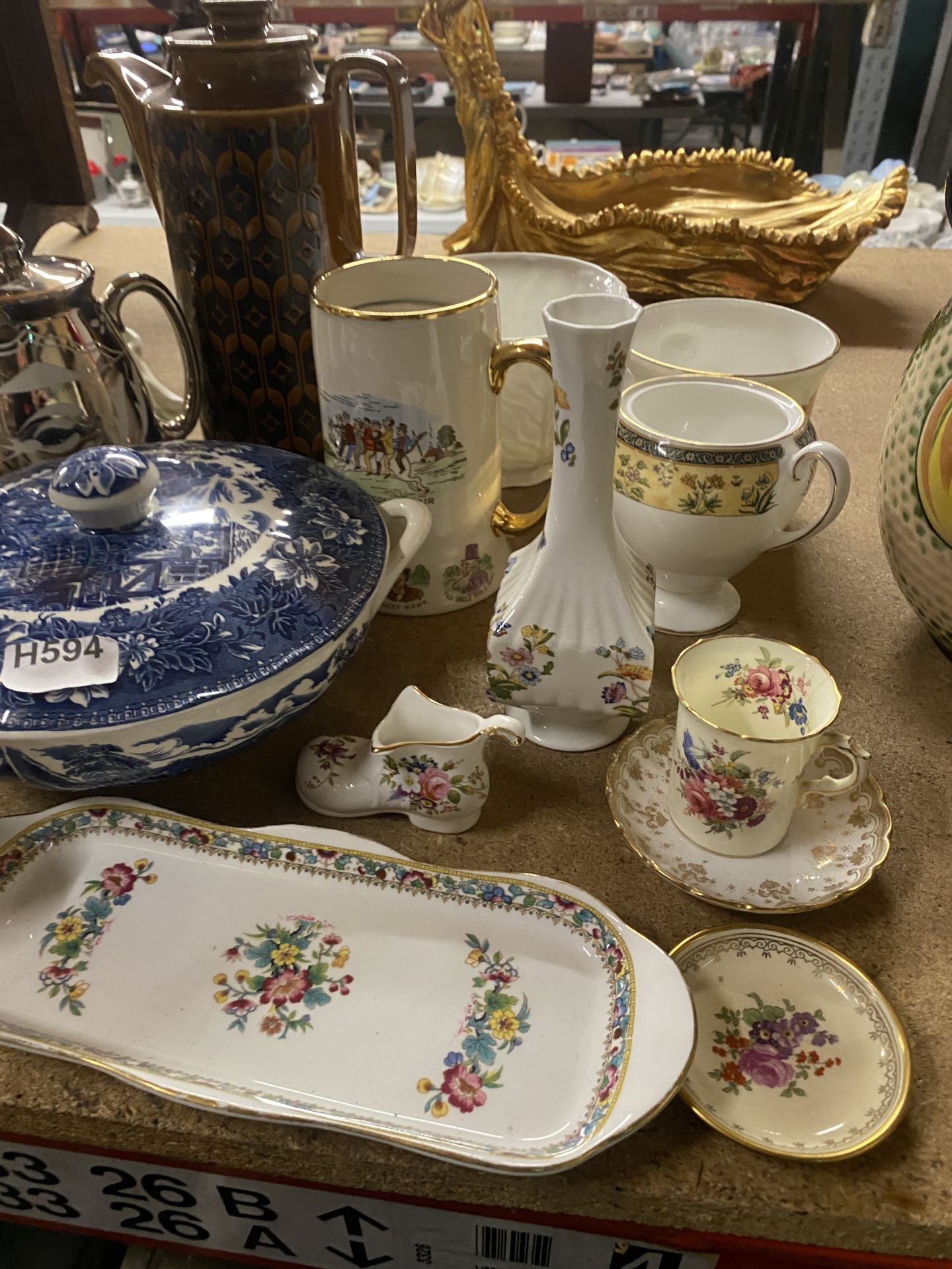 AN ASSORTMENT OF CERAMIC ITEMS TO INCLUDE COALPORT, AYNSLEY, HORNSEA ETC AND INCLUDING VASES, BOWLS, - Image 4 of 4