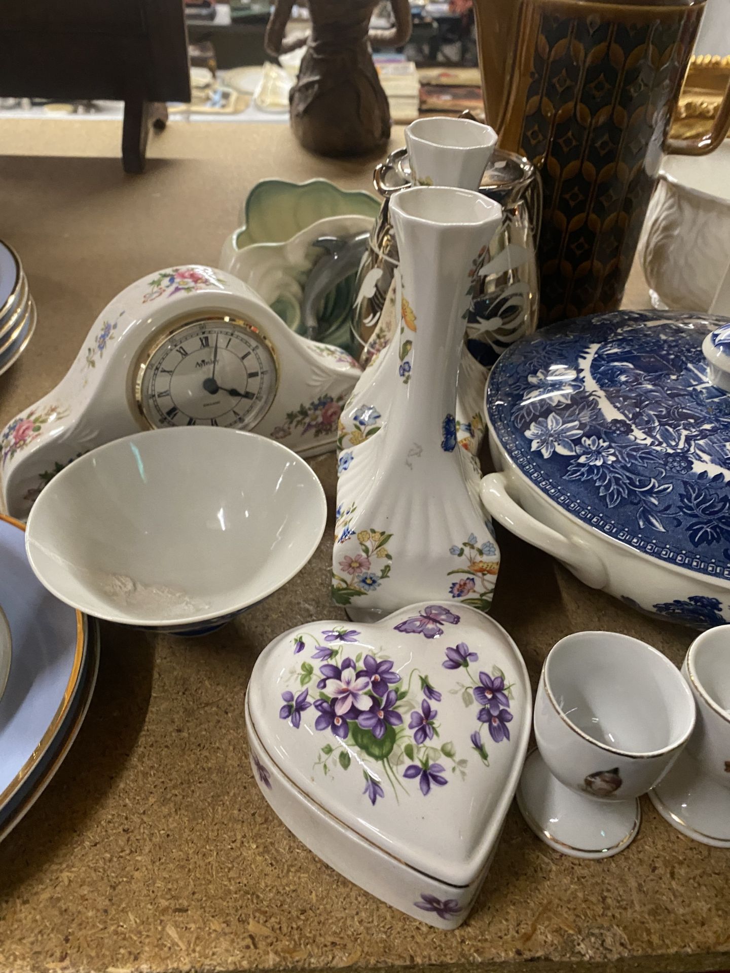 AN ASSORTMENT OF CERAMIC ITEMS TO INCLUDE COALPORT, AYNSLEY, HORNSEA ETC AND INCLUDING VASES, BOWLS, - Image 2 of 4