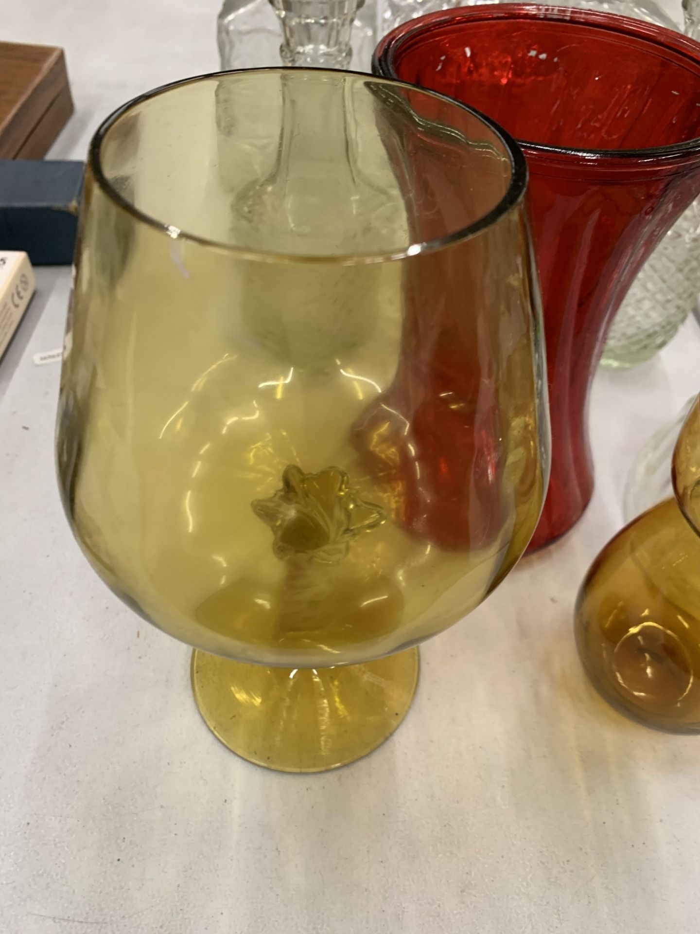 A LARGE COLLECTION OF GLASSWARE TO INCLUDE CUT GLASS DECANTERS, COLOURED GLASS VASES AND GLASSES, - Image 2 of 8