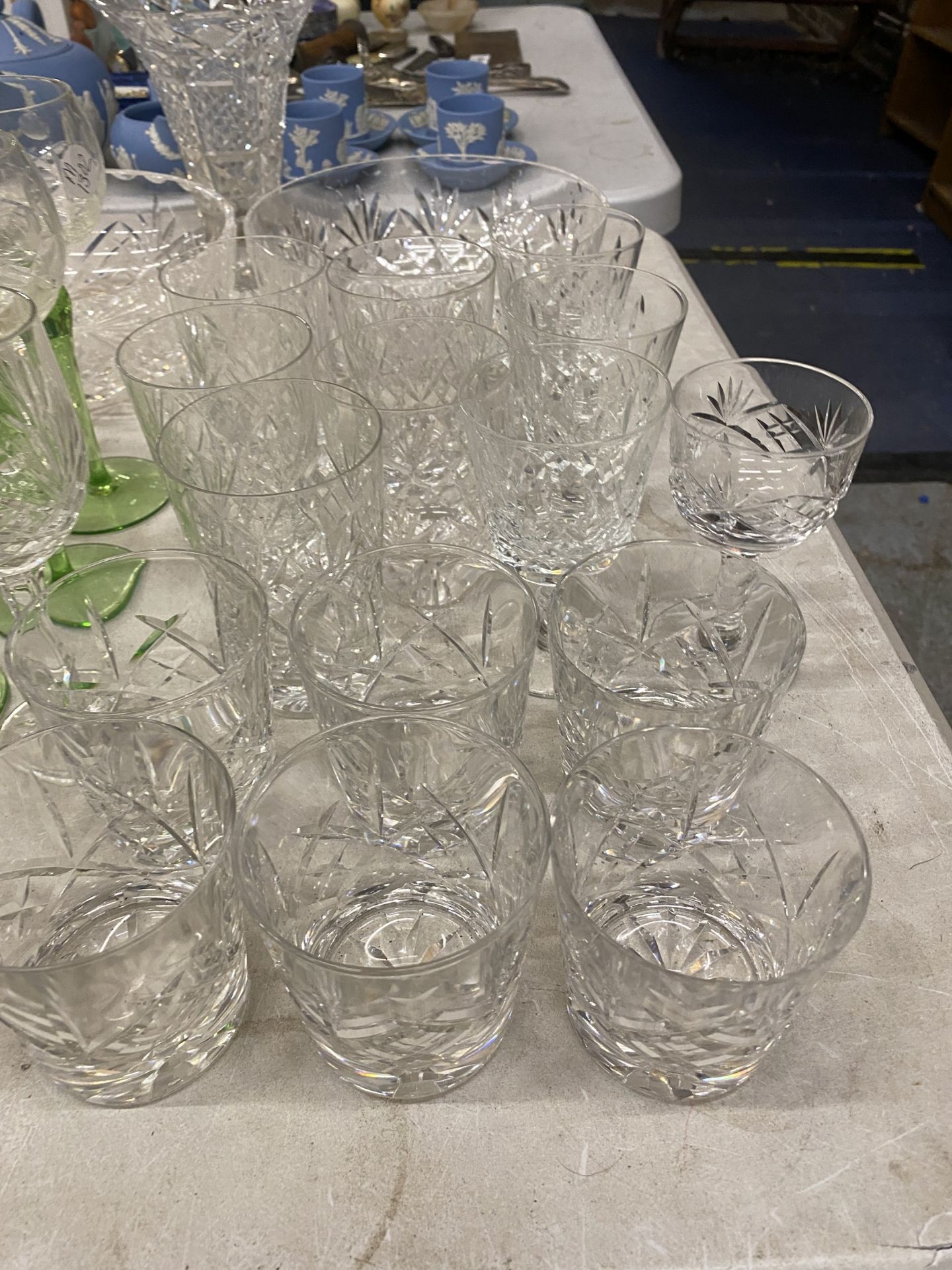 A LARGE COLLECTION OF CUT GLASSWARE TO INCLUDE WINE GLASSES, BOWLS, VASE, TUMBLERS ETC - Image 3 of 4