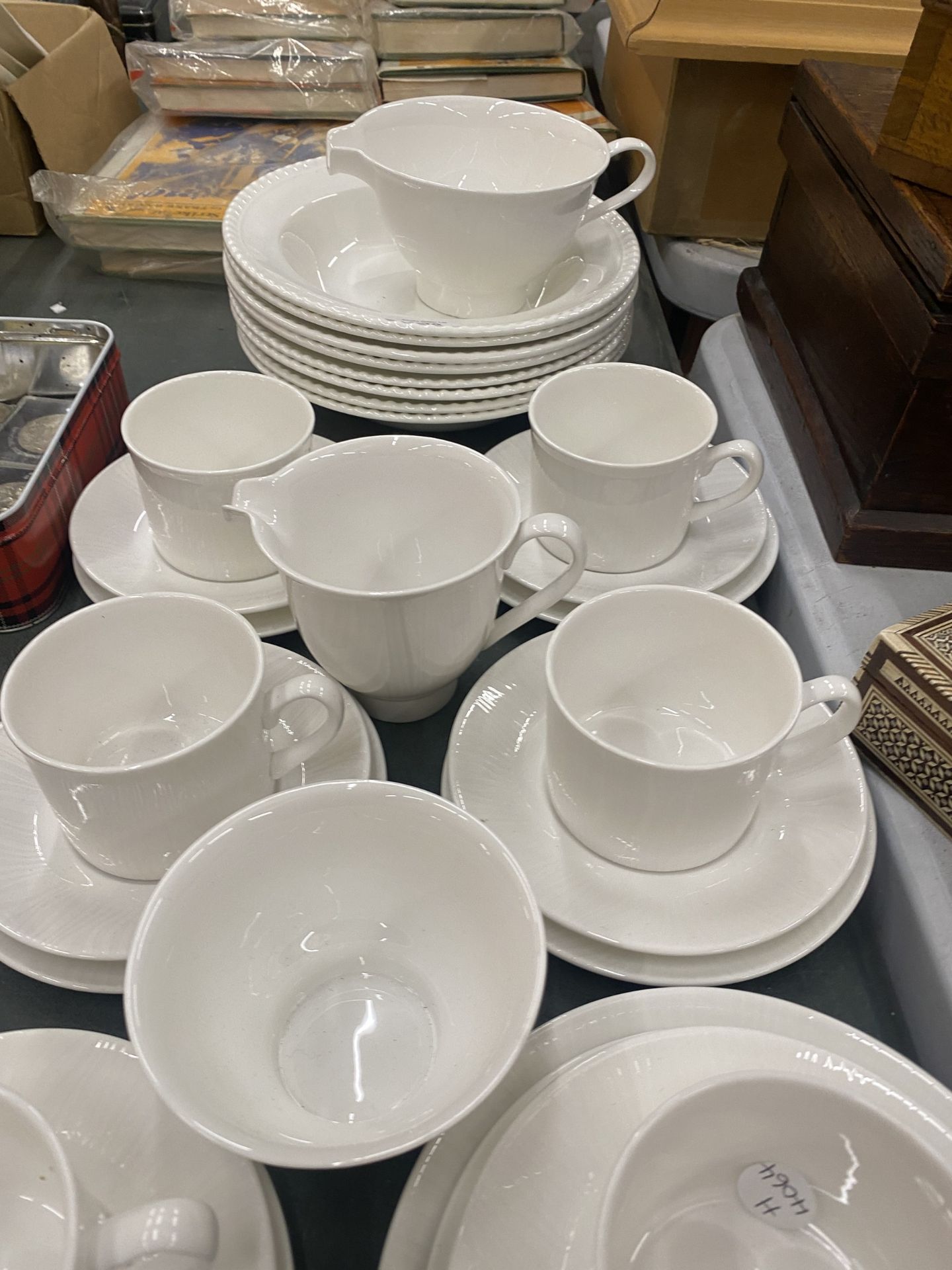 A LARGE COLLECTION OF ROYAL WORSESTER 'REFLECTIONS' WHITE DINNER SERVICE PIECES, PLATES, CUPS, BOWLS - Image 4 of 5
