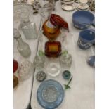A LARGE QUANTITY OF DESIGNER GLASSWARE TO INCLUDE A WATERFORD CRYSTAL VASE, MURANO STYLE PIECES,