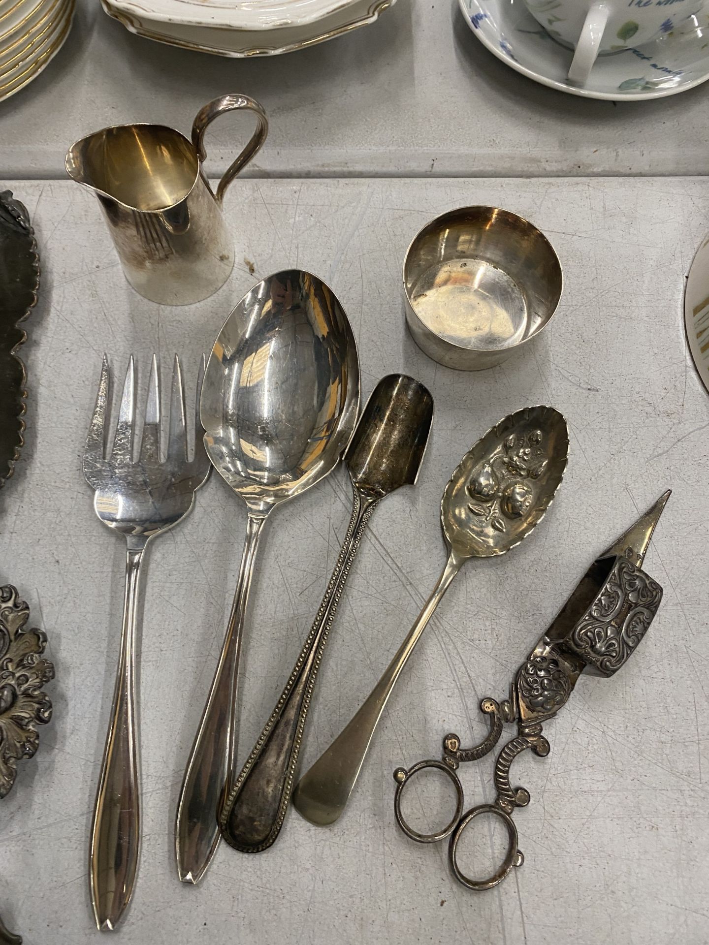 AN ASSORTMENT OF PLATED ITEMS TO INCLUDE TRAYS, KNIVES, SERVING CUTLERY, JUGS ETC - Image 3 of 3