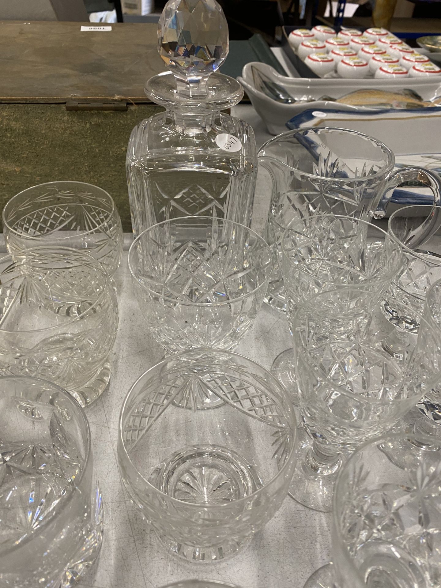 A LARGE COLLECTION OF CUT GLASSWARE TO INCLUDE WINE GLASSES, TUMBLERS, PITCHERS, DECANTER ETC - Image 4 of 4