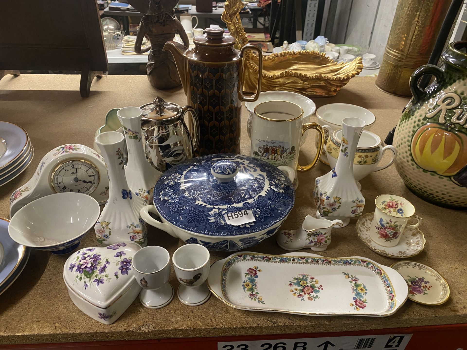 AN ASSORTMENT OF CERAMIC ITEMS TO INCLUDE COALPORT, AYNSLEY, HORNSEA ETC AND INCLUDING VASES, BOWLS,