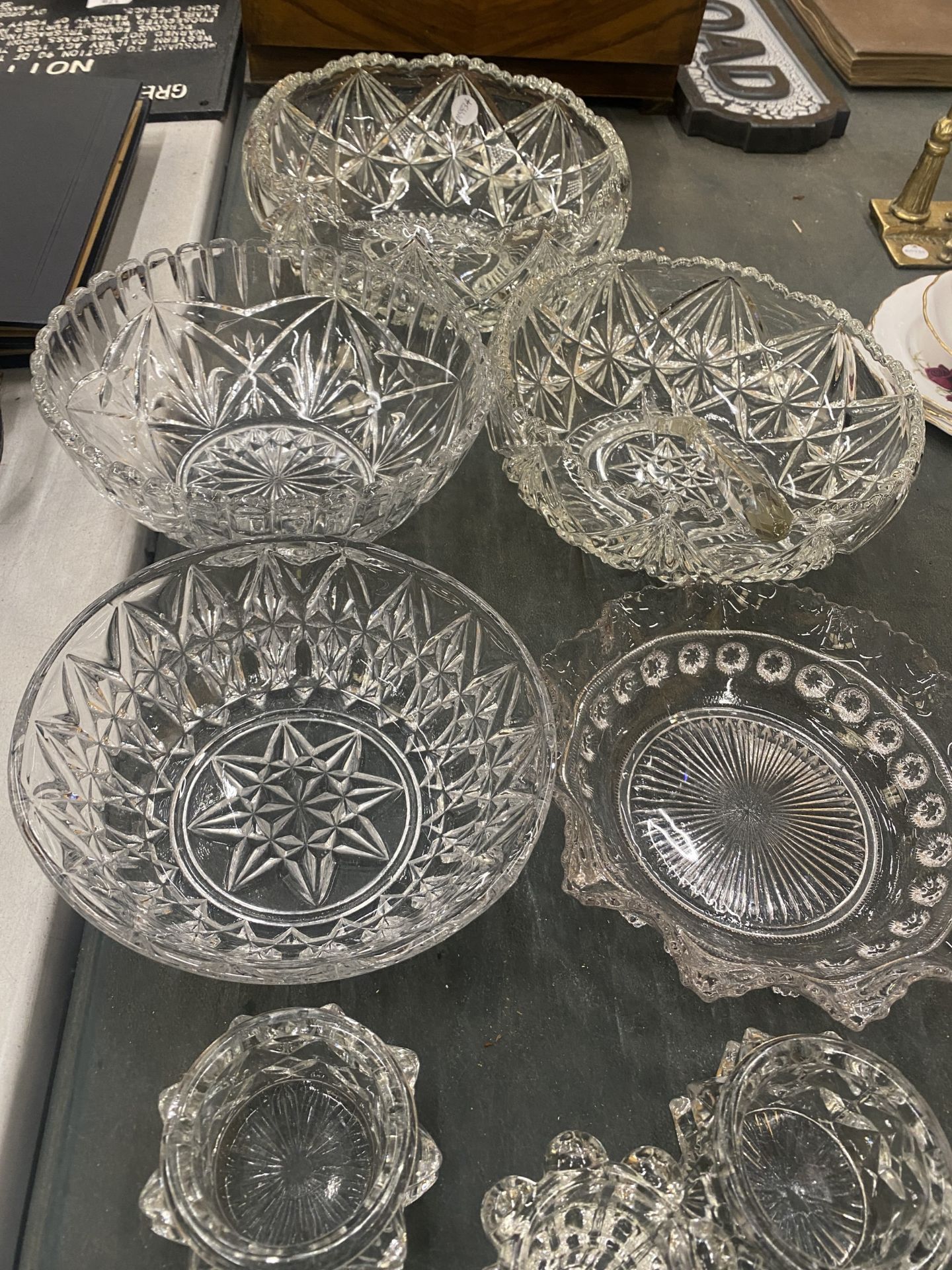 AN ASSORTMENT OF CUT GLASSWARE TO INCLUDE BOWLS, ASHTRAYS, CANDLE HOLDERS ETC - Image 3 of 4
