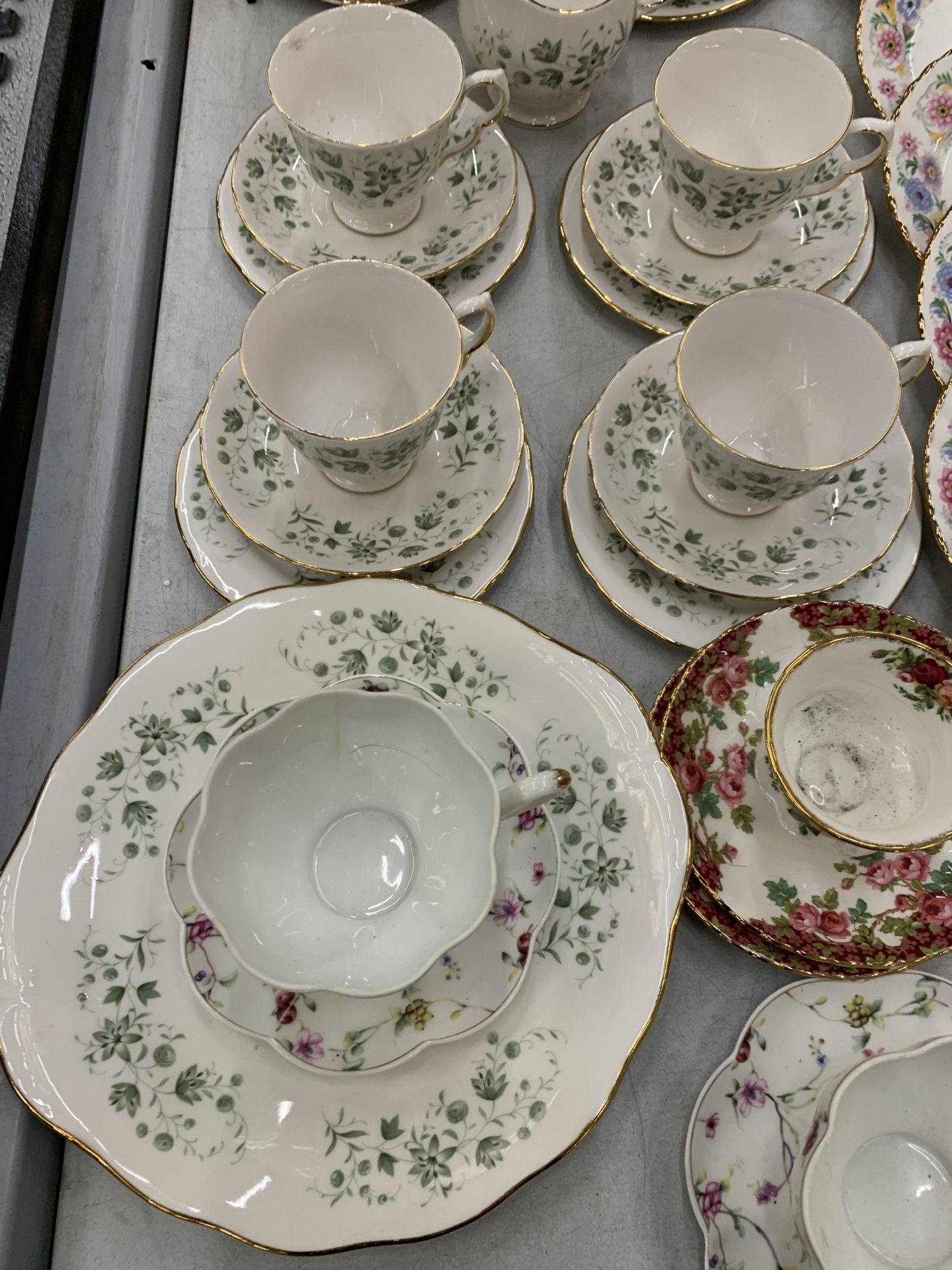 A LARGE ASSORTMENT OF TEA WARE TO INCLUDE CUPS, SAUCERS, TRIO'S, CAKE PLATES ETC AND INCLUDING ROYAL - Image 2 of 7