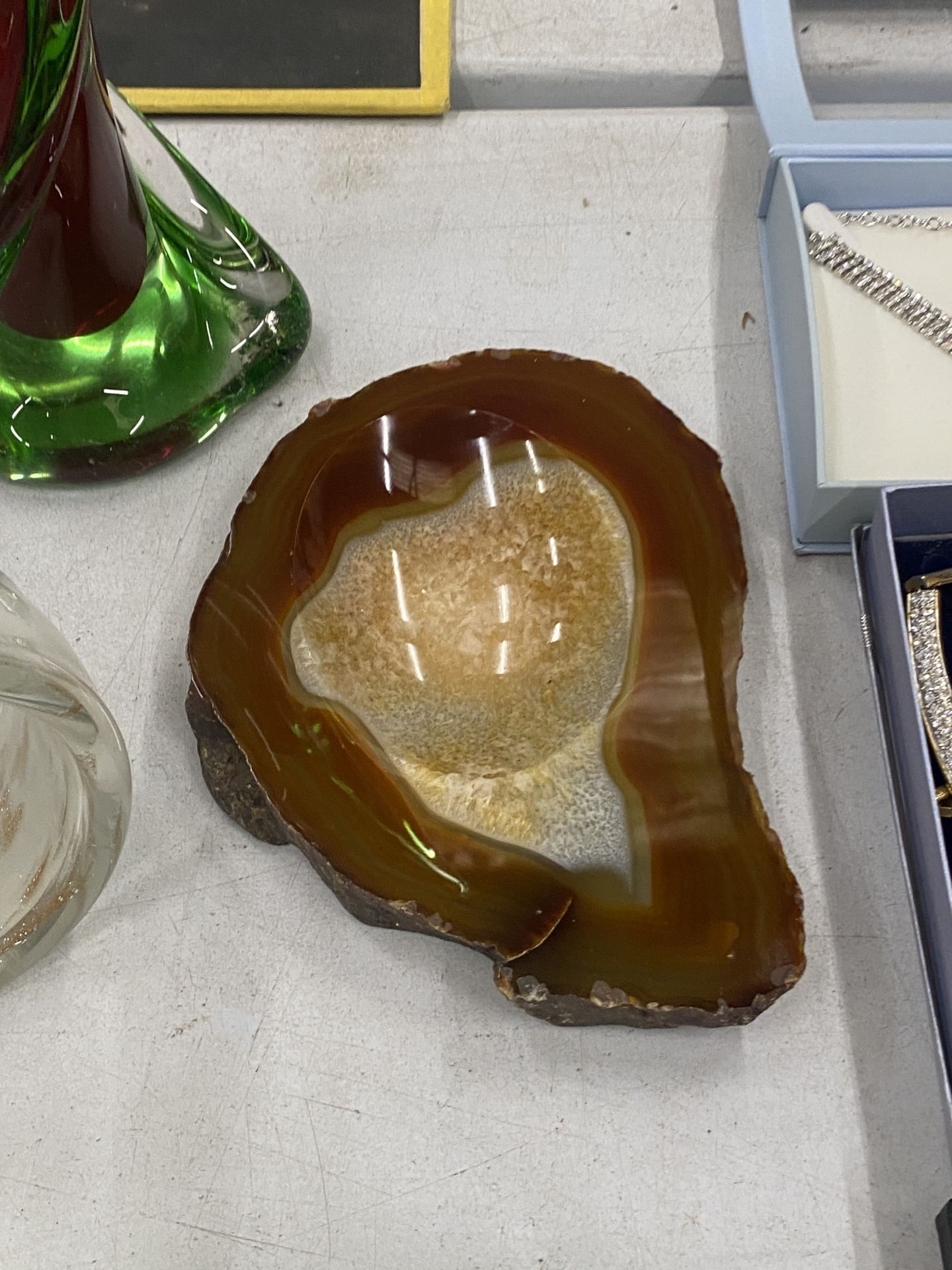 AN ASSORTMENT OF STUDIO GLASS PIECES TO INCLUDE MURANO STYLE, VASES, FIGURINES, PAPERWEIGHTS ETC - Image 6 of 6