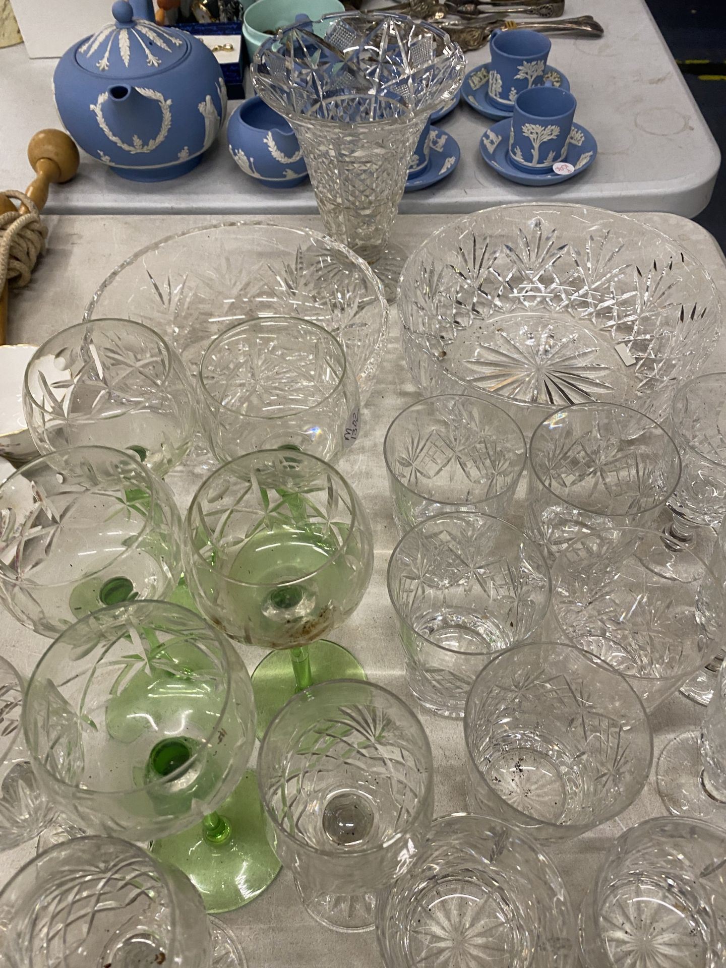 A LARGE COLLECTION OF CUT GLASSWARE TO INCLUDE WINE GLASSES, BOWLS, VASE, TUMBLERS ETC - Image 4 of 4