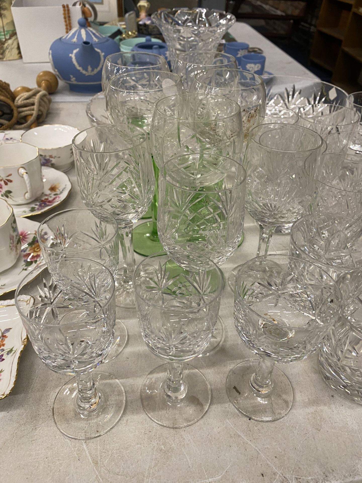 A LARGE COLLECTION OF CUT GLASSWARE TO INCLUDE WINE GLASSES, BOWLS, VASE, TUMBLERS ETC - Image 2 of 4