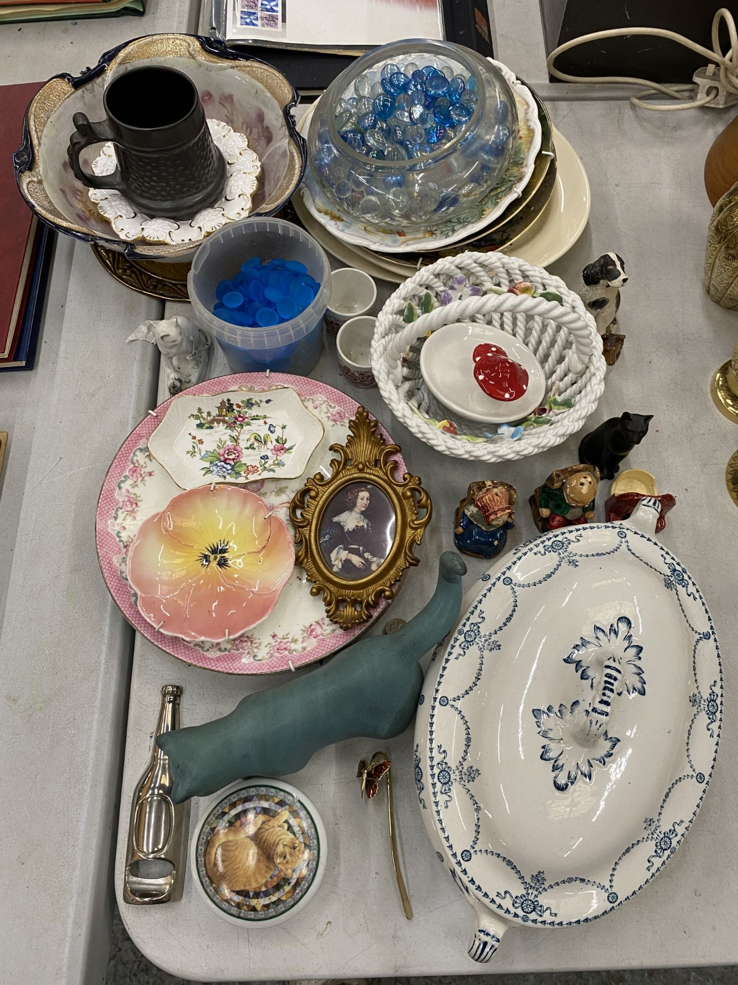AN ASSORTMENT OF ITEMS TO INCLUDE CERAMIC COLLECTORS PLATES, BOTTLE OPENERS, TRINKETS, FIGURINES