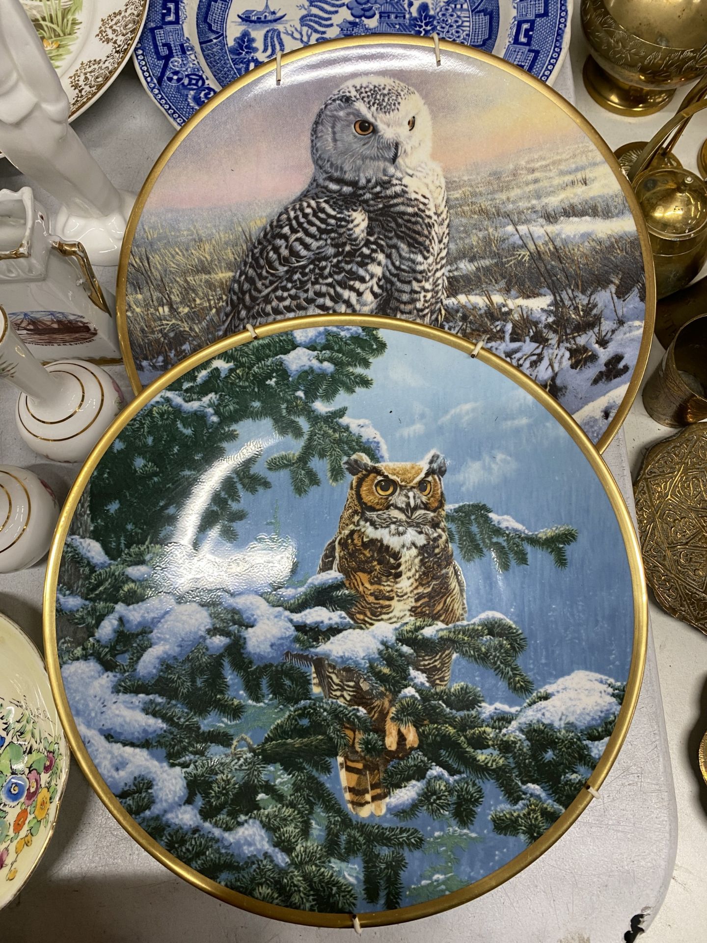 AN ASSORTMENT OF VINTAGE CERAMIC PIECES TO INCLUDE COLLECTORS PLATES, CRESTED WARE, FIGURINES ETC - Image 2 of 4
