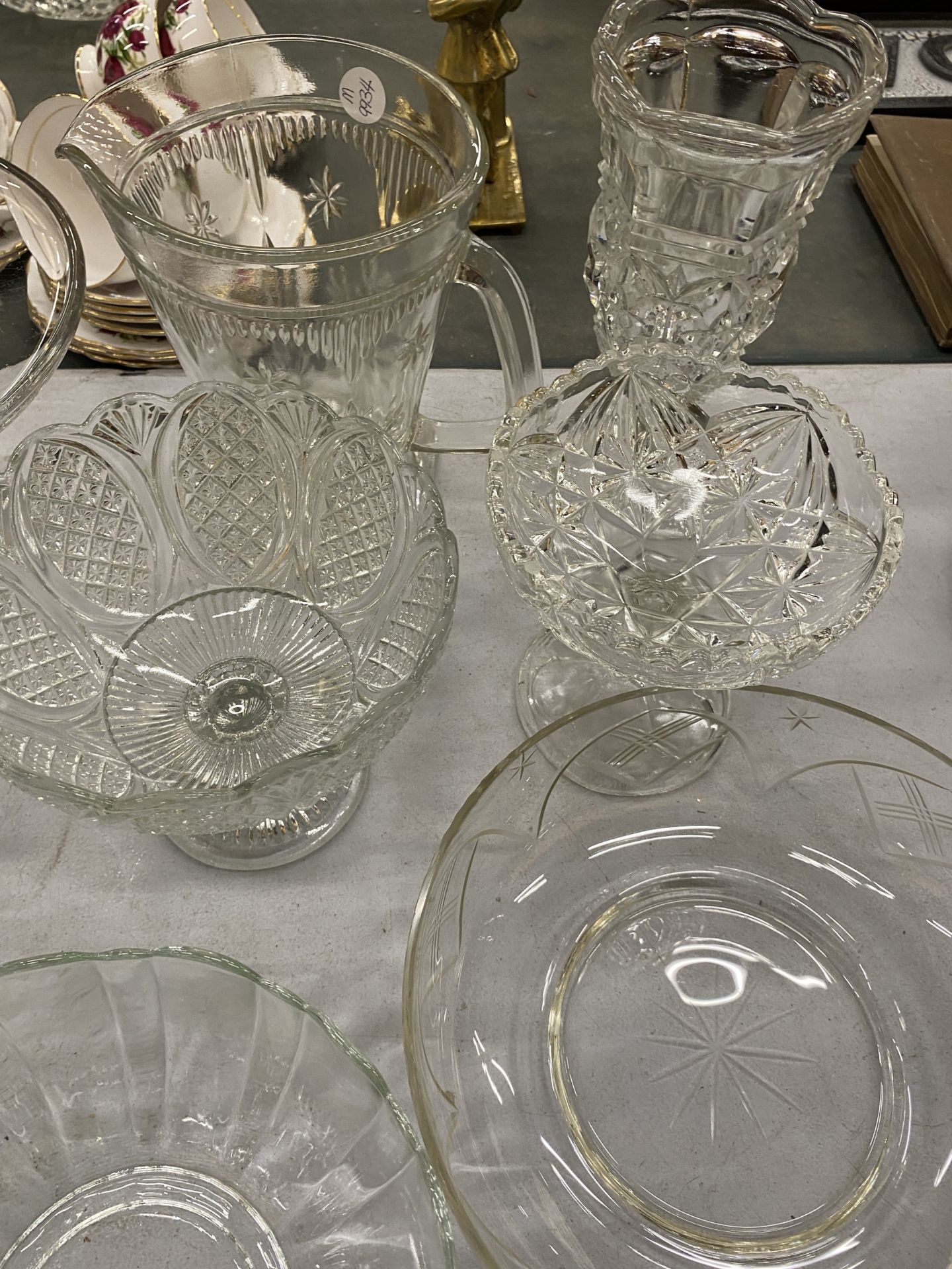 A LARGE COLLECTION OF CUT GLASSWARE TO INCLUDE VASES, BOWLS, CAKE PLATES AND STANDS ETC - Image 7 of 7