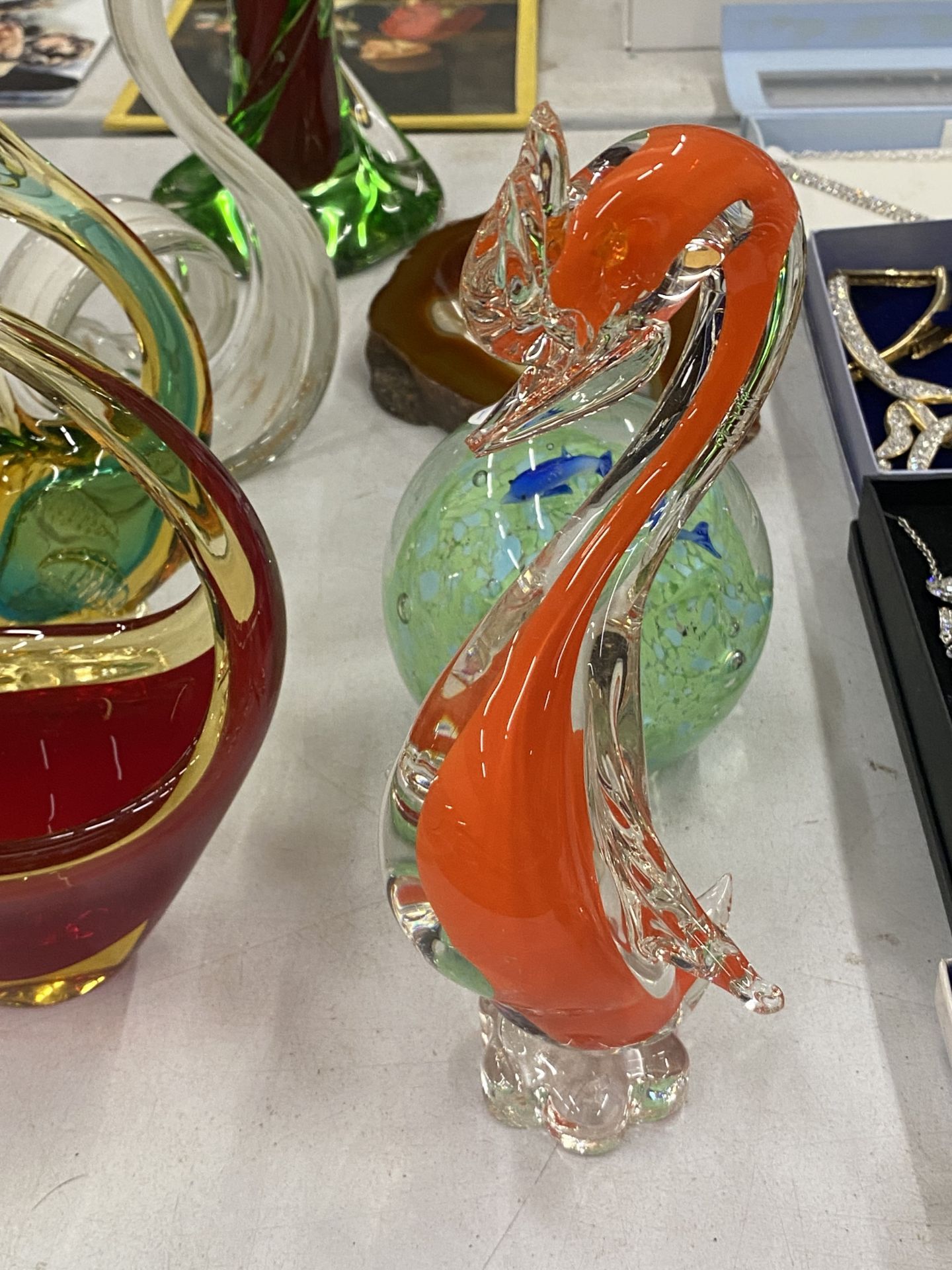 AN ASSORTMENT OF STUDIO GLASS PIECES TO INCLUDE MURANO STYLE, VASES, FIGURINES, PAPERWEIGHTS ETC - Image 2 of 6
