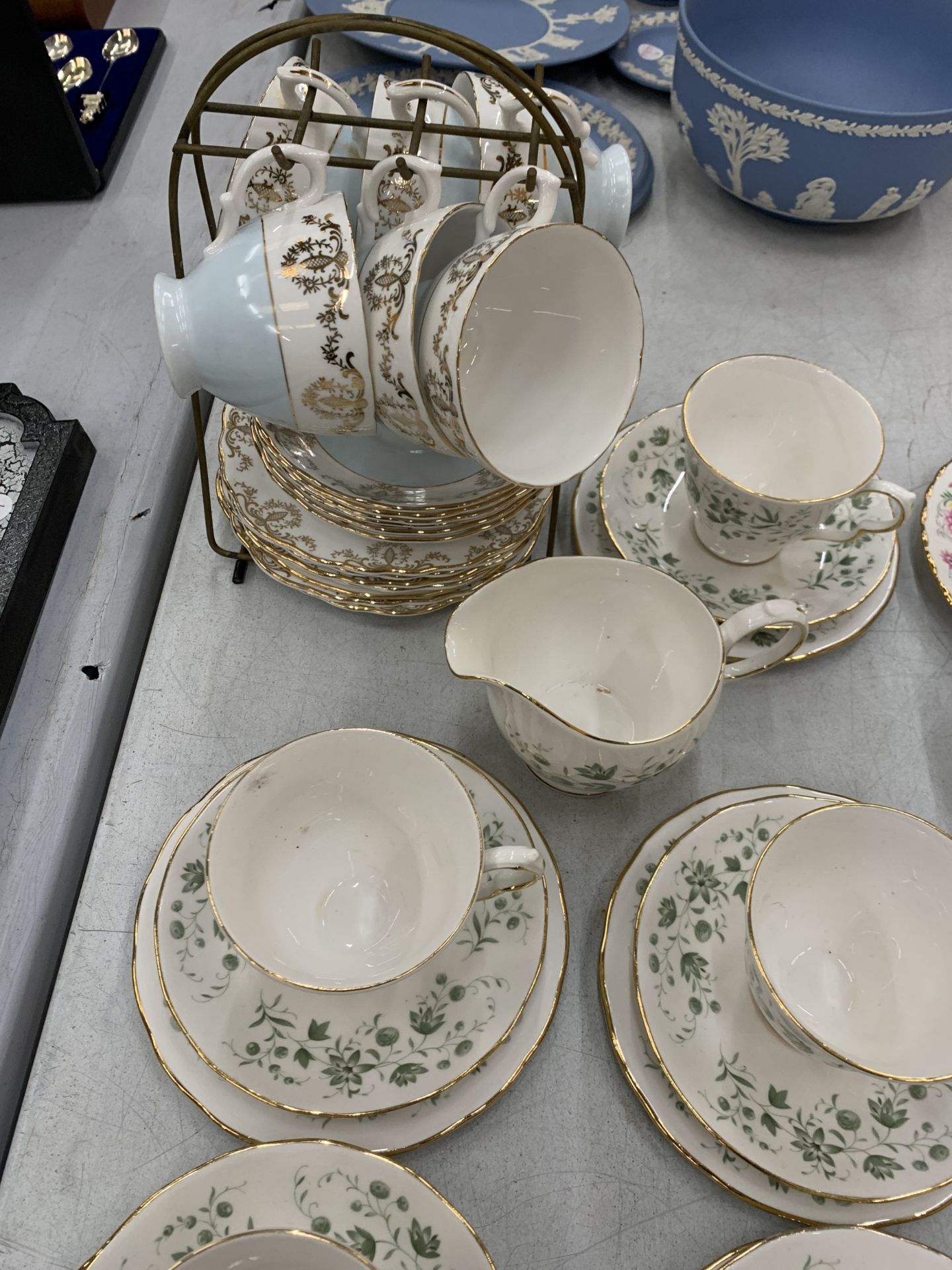 A LARGE ASSORTMENT OF TEA WARE TO INCLUDE CUPS, SAUCERS, TRIO'S, CAKE PLATES ETC AND INCLUDING ROYAL - Image 5 of 7