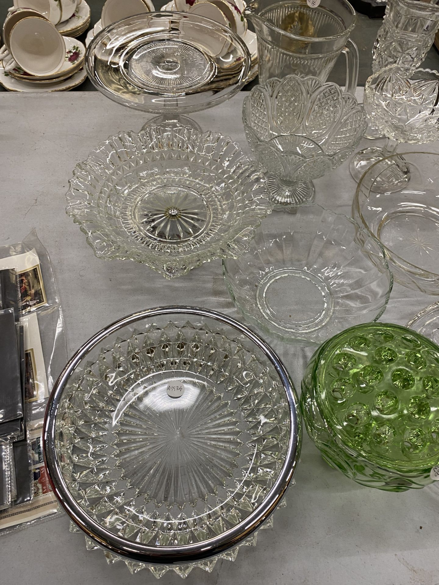 A LARGE COLLECTION OF CUT GLASSWARE TO INCLUDE VASES, BOWLS, CAKE PLATES AND STANDS ETC - Image 2 of 7