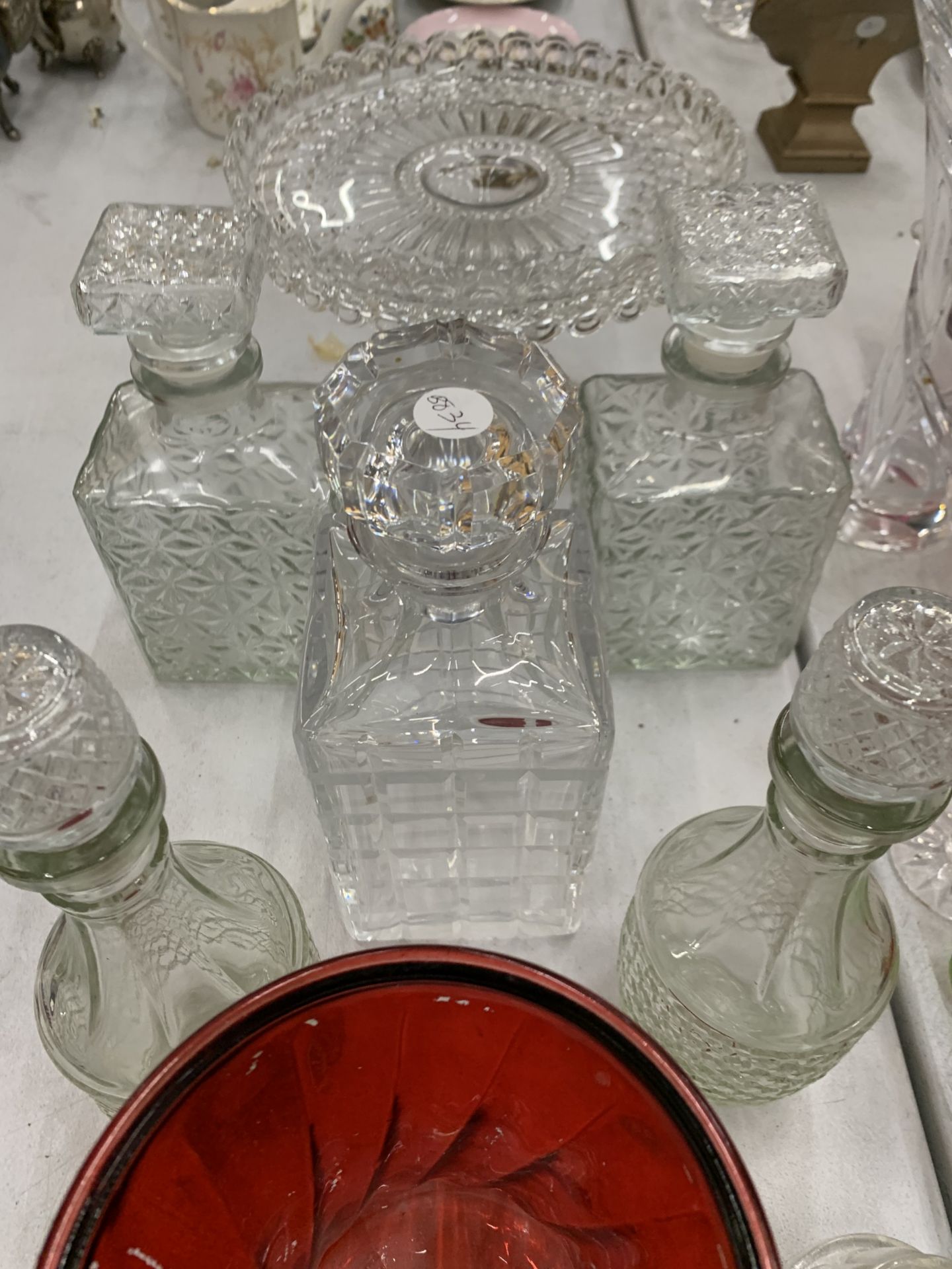 A LARGE COLLECTION OF GLASSWARE TO INCLUDE CUT GLASS DECANTERS, COLOURED GLASS VASES AND GLASSES, - Image 6 of 8