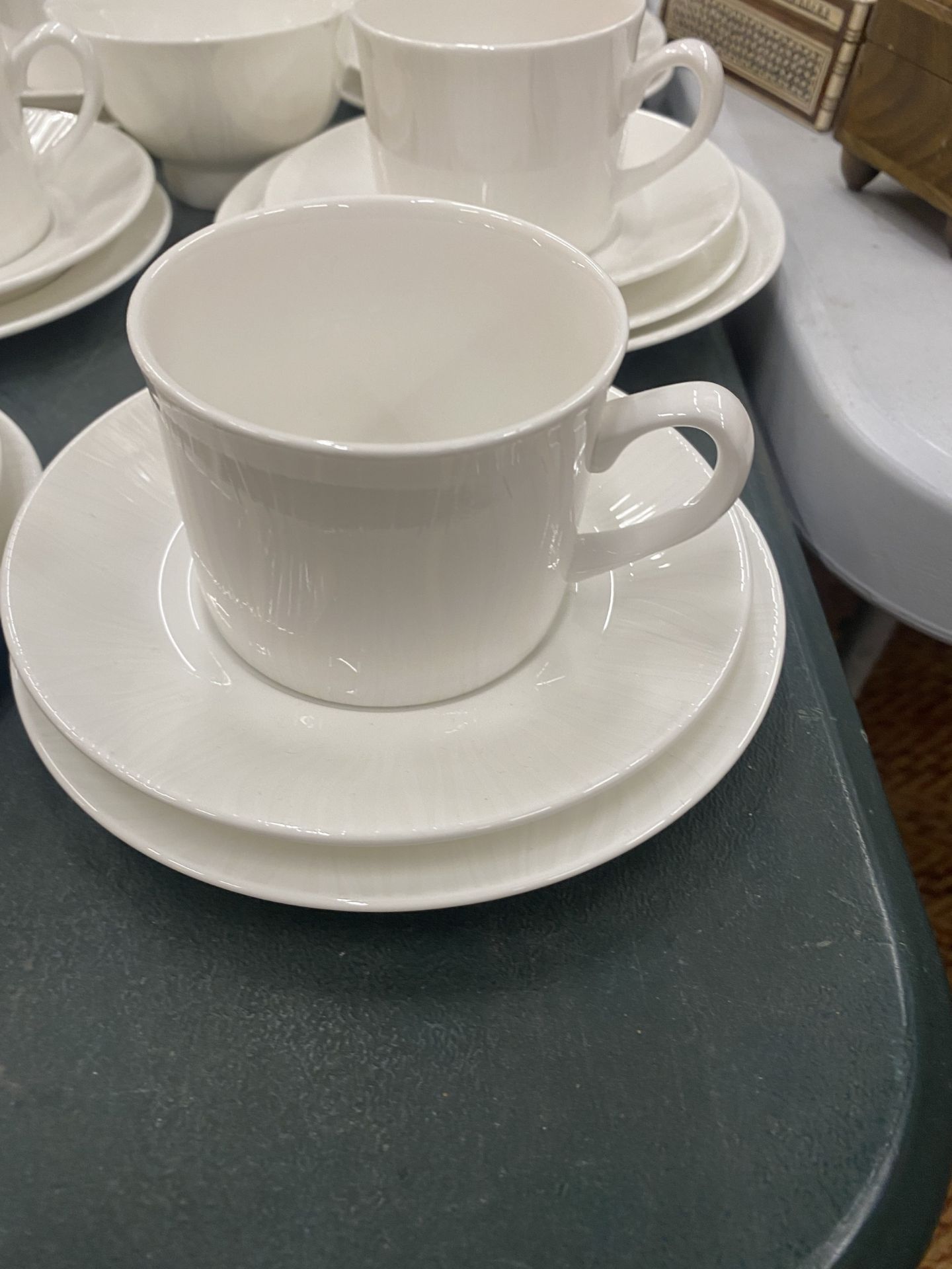 A LARGE COLLECTION OF ROYAL WORSESTER 'REFLECTIONS' WHITE DINNER SERVICE PIECES, PLATES, CUPS, BOWLS - Image 2 of 5