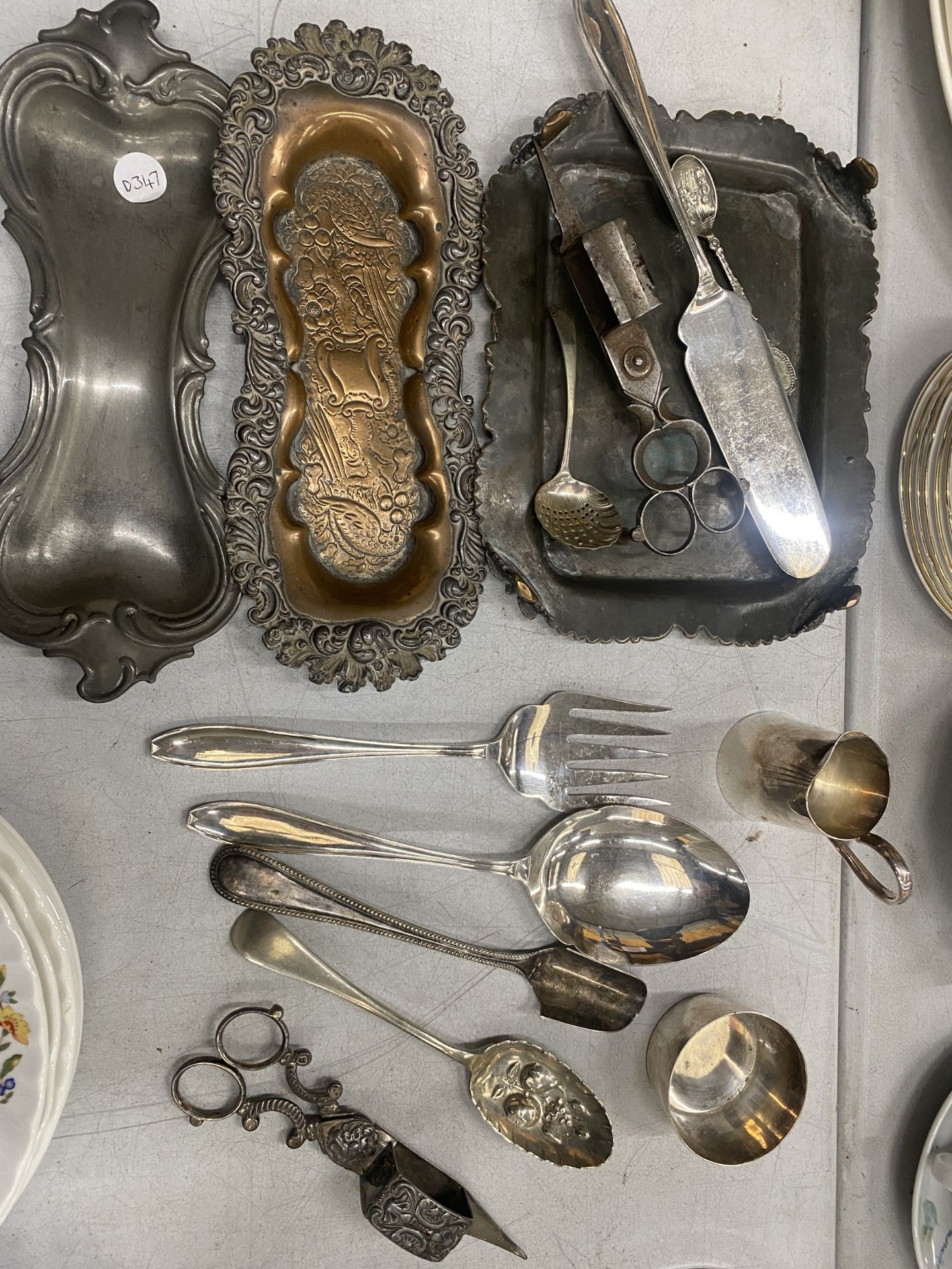 AN ASSORTMENT OF PLATED ITEMS TO INCLUDE TRAYS, KNIVES, SERVING CUTLERY, JUGS ETC