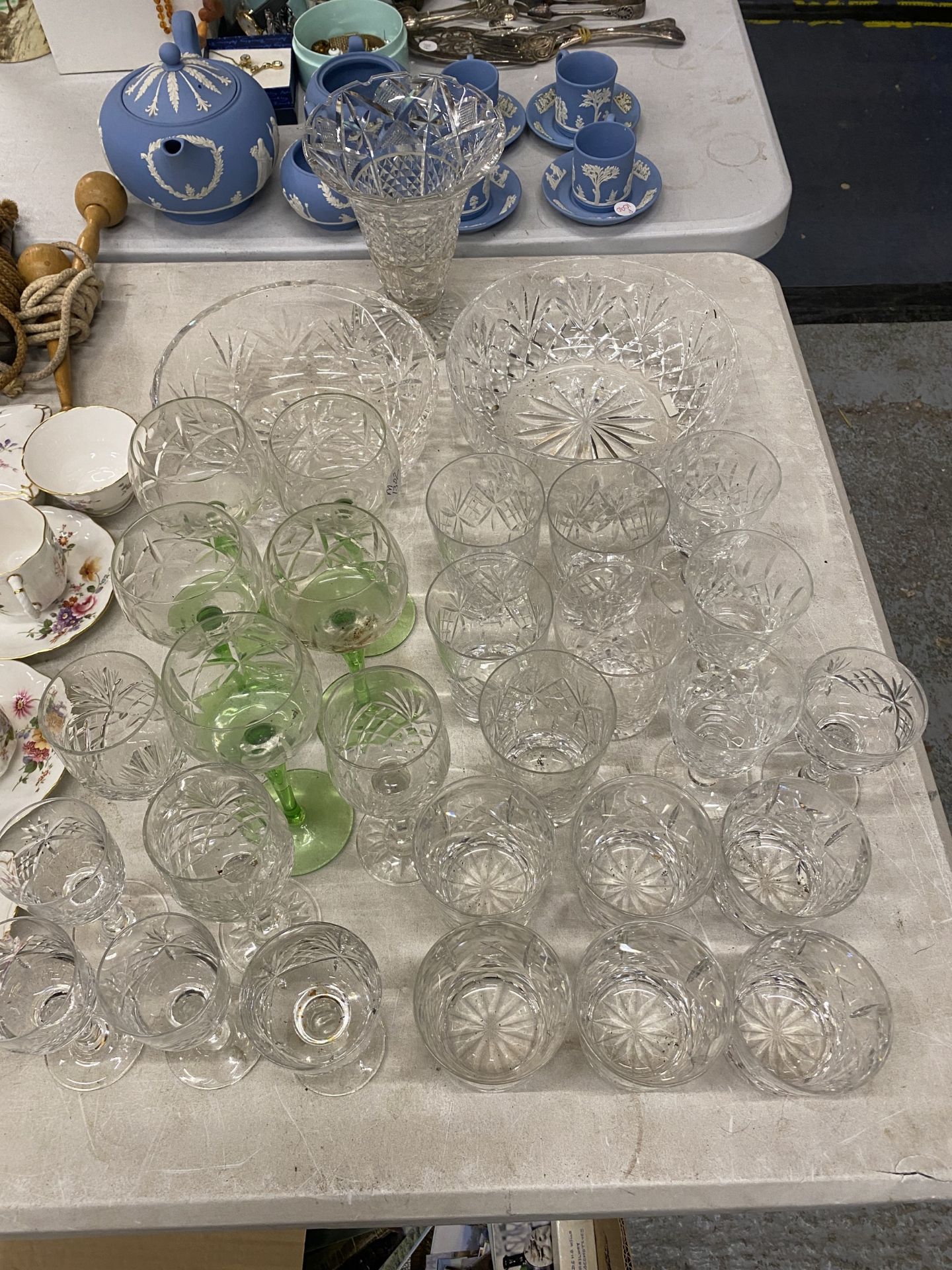 A LARGE COLLECTION OF CUT GLASSWARE TO INCLUDE WINE GLASSES, BOWLS, VASE, TUMBLERS ETC
