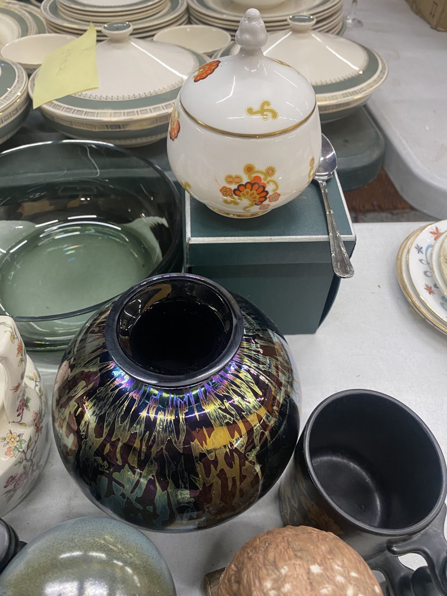 AN ASSORTMENT OF ITEMS TO INCLUDE VASES, BOWLS, FIGURINES ETC - Image 6 of 6