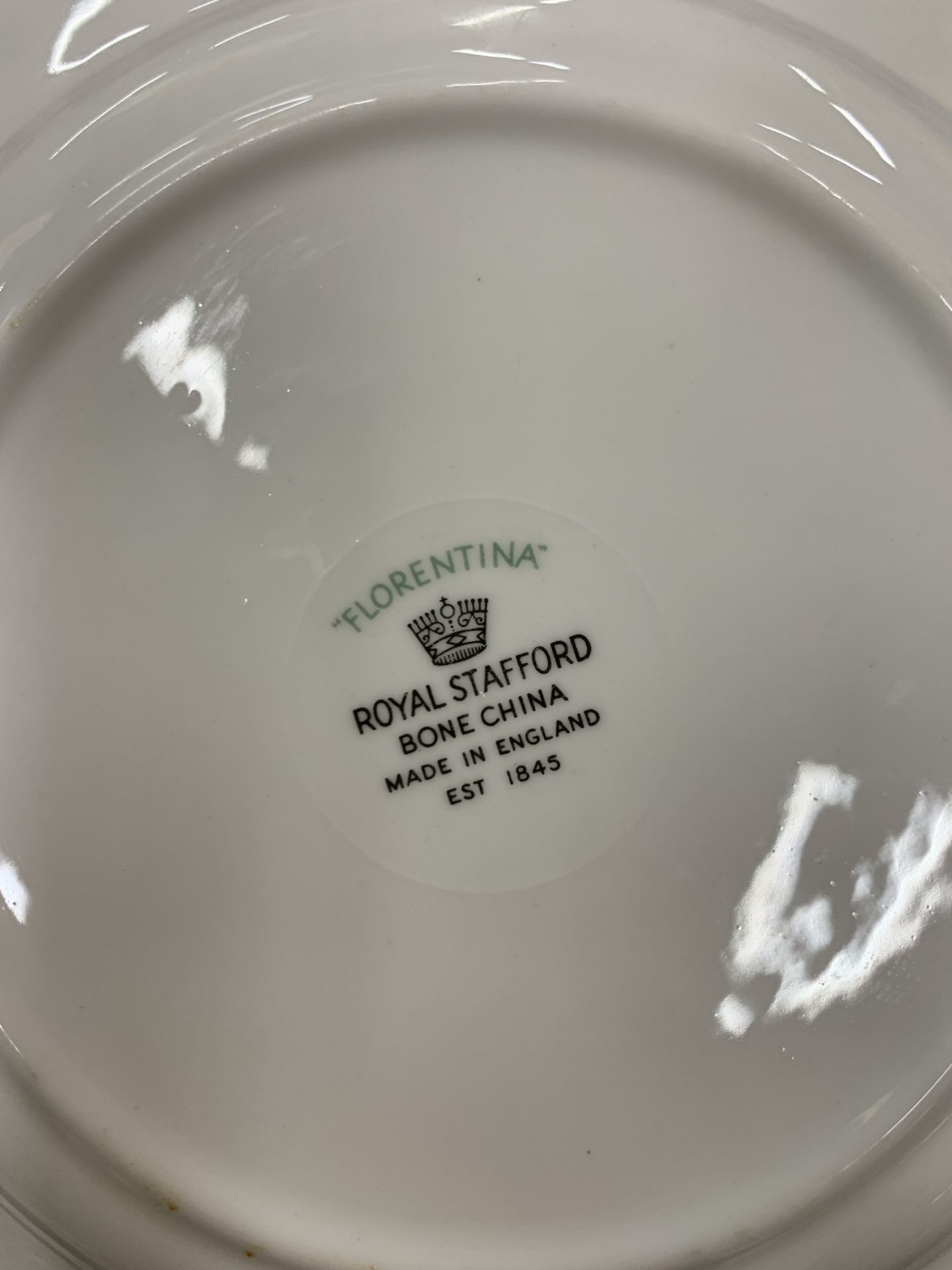 A LARGE ASSORTMENT OF TEA WARE TO INCLUDE CUPS, SAUCERS, TRIO'S, CAKE PLATES ETC AND INCLUDING ROYAL - Image 6 of 7