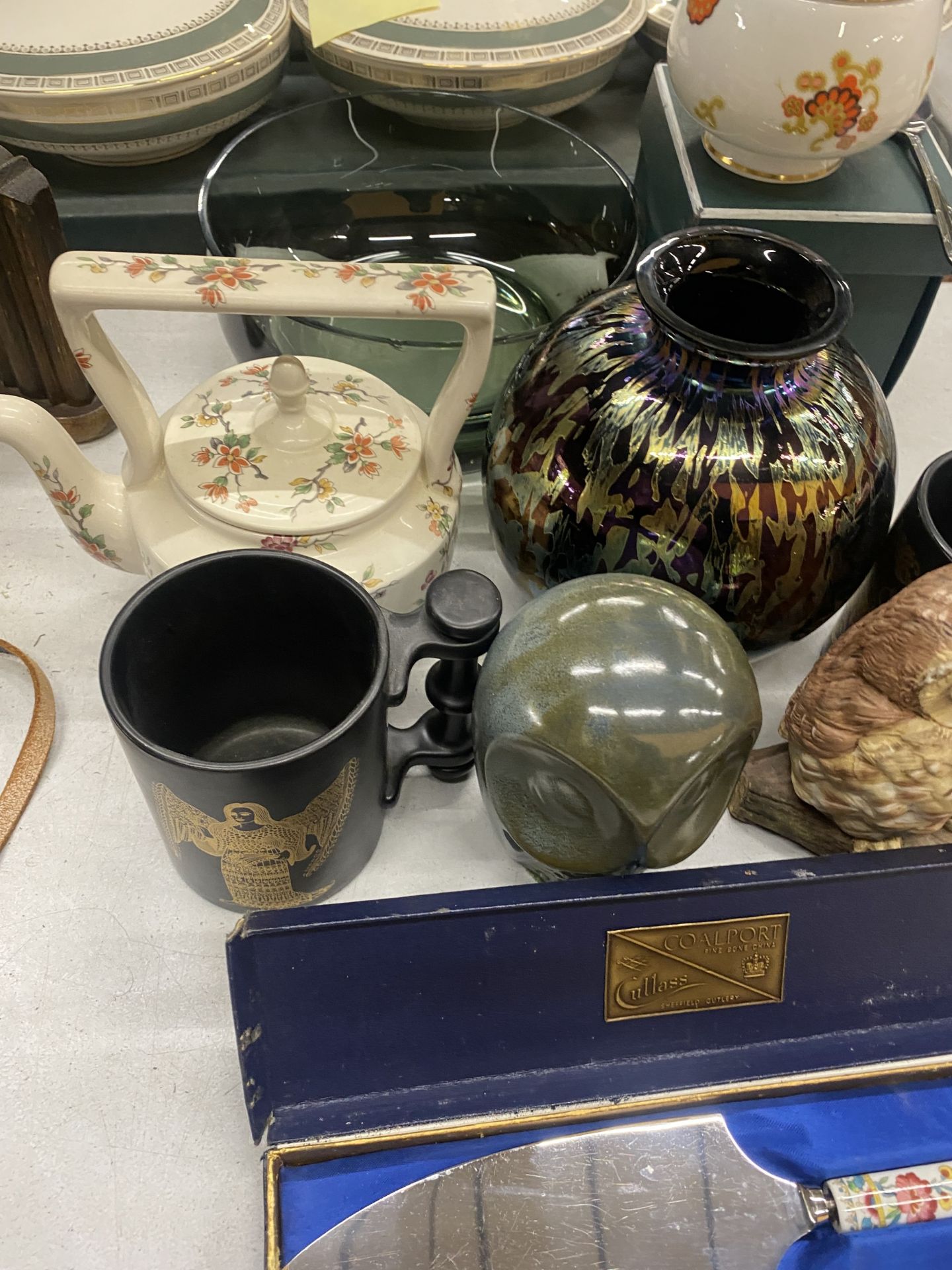 AN ASSORTMENT OF ITEMS TO INCLUDE VASES, BOWLS, FIGURINES ETC - Image 3 of 6