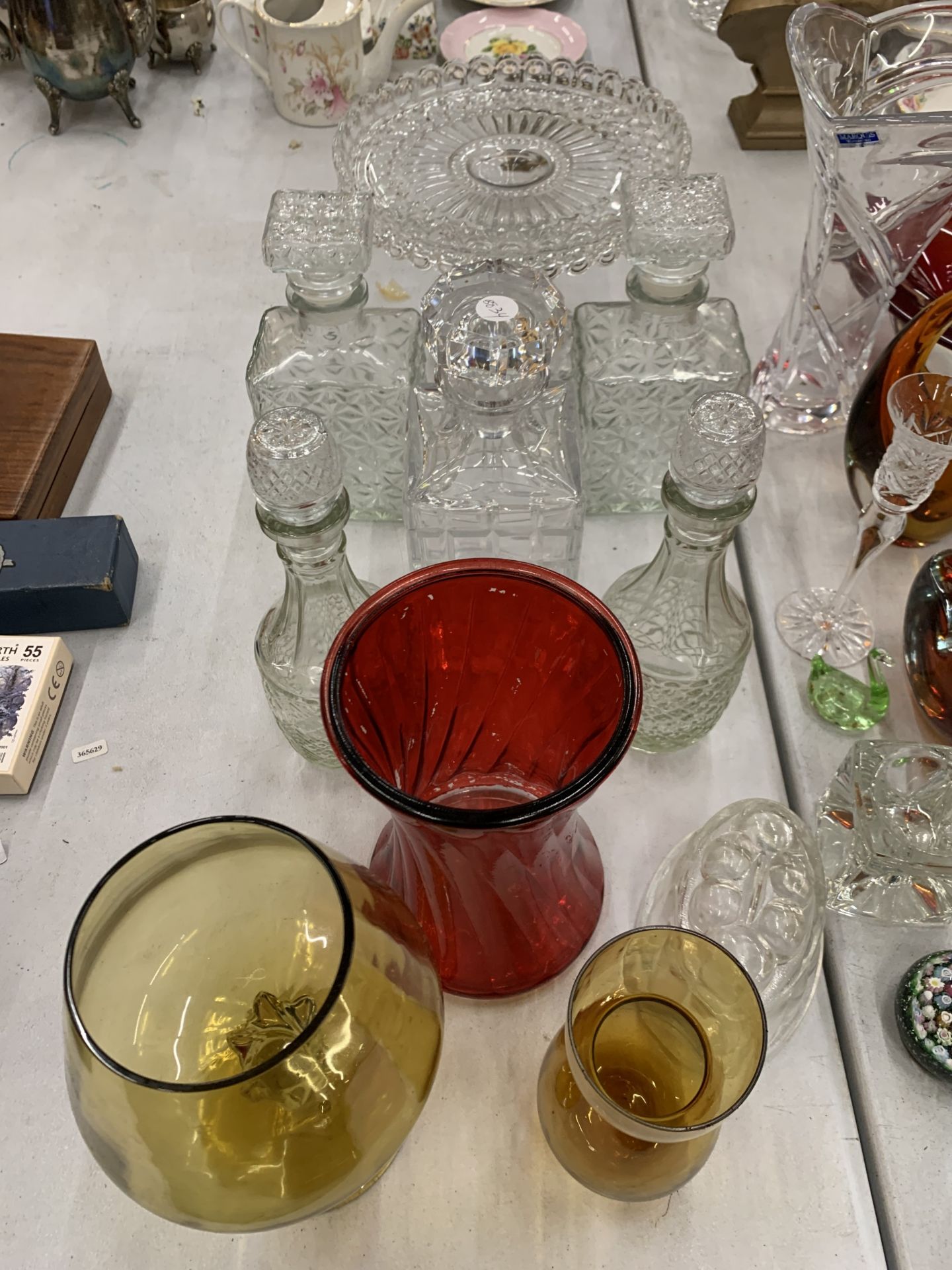 A LARGE COLLECTION OF GLASSWARE TO INCLUDE CUT GLASS DECANTERS, COLOURED GLASS VASES AND GLASSES,