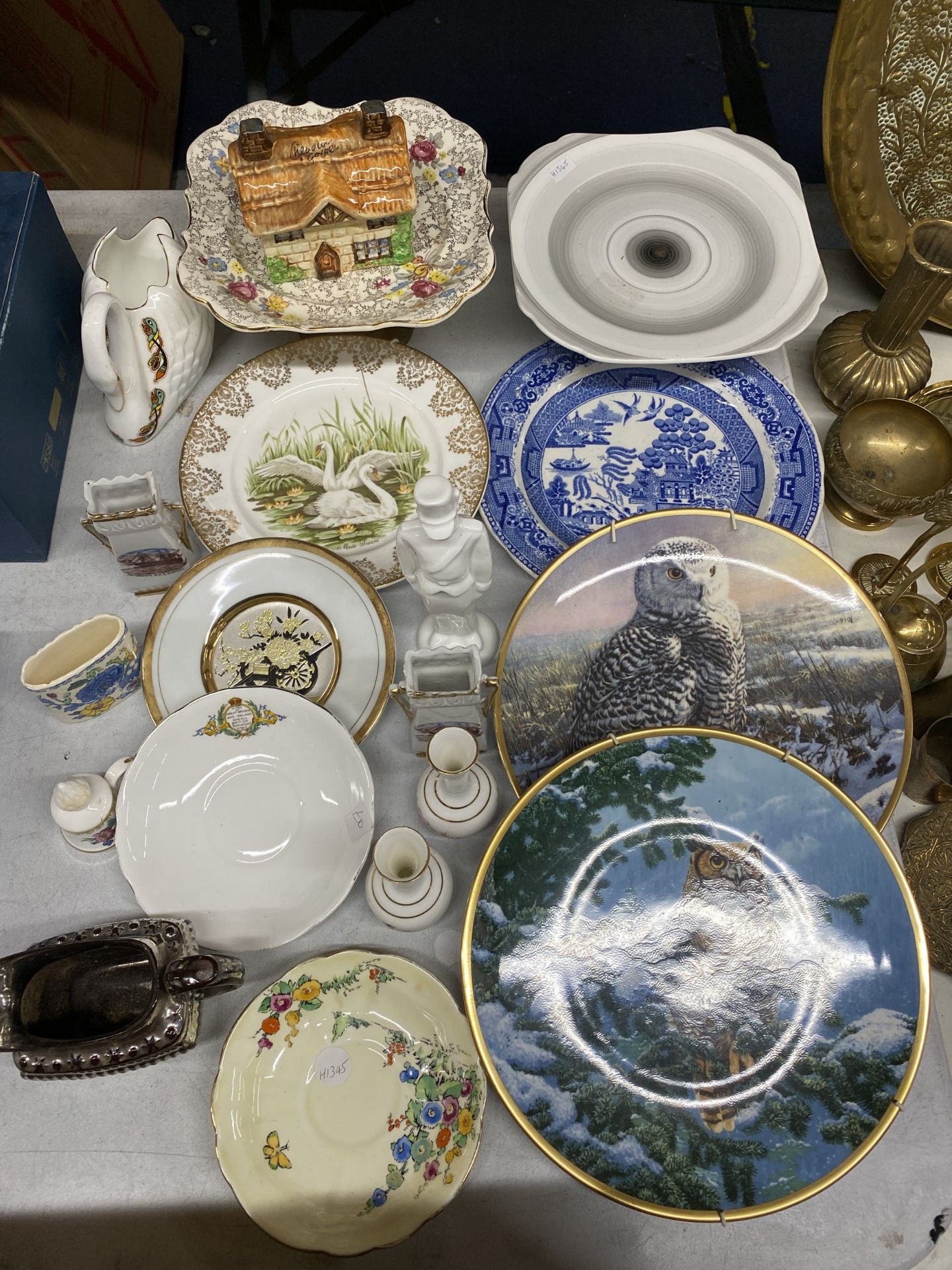AN ASSORTMENT OF VINTAGE CERAMIC PIECES TO INCLUDE COLLECTORS PLATES, CRESTED WARE, FIGURINES ETC