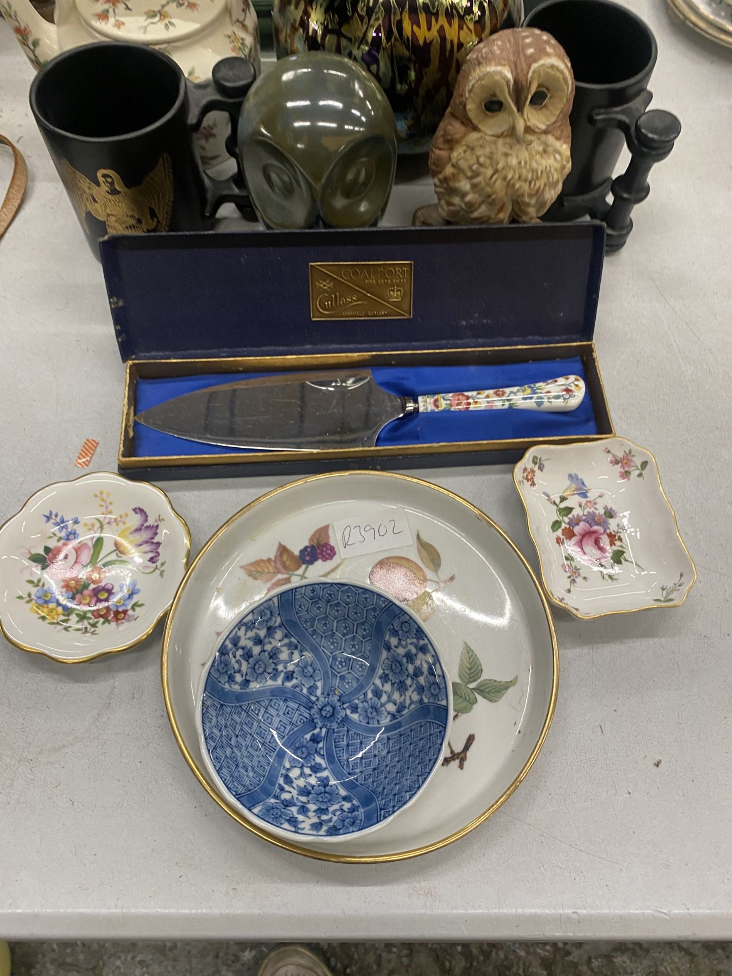 AN ASSORTMENT OF ITEMS TO INCLUDE VASES, BOWLS, FIGURINES ETC - Image 2 of 6