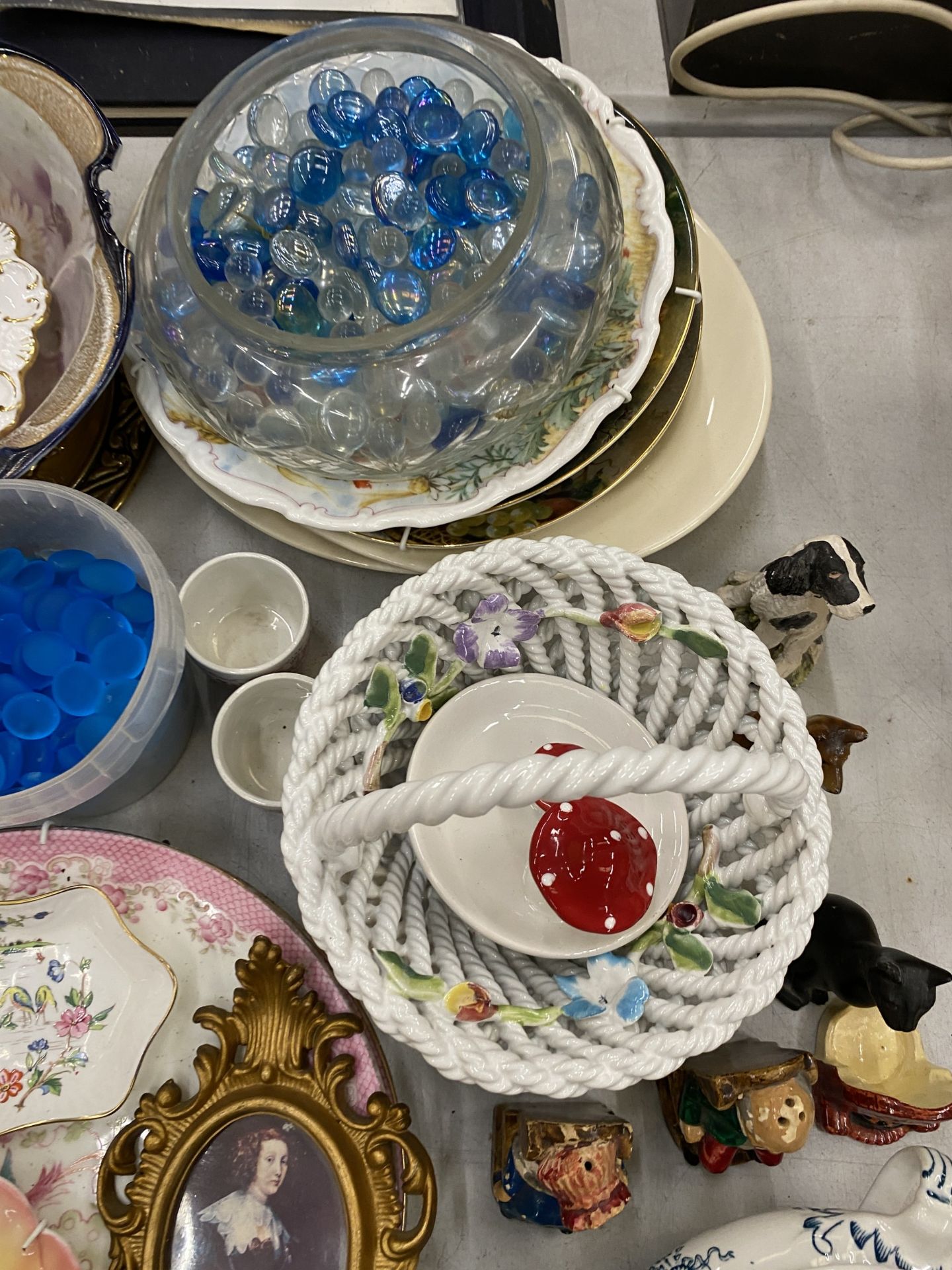 AN ASSORTMENT OF ITEMS TO INCLUDE CERAMIC COLLECTORS PLATES, BOTTLE OPENERS, TRINKETS, FIGURINES - Image 5 of 9